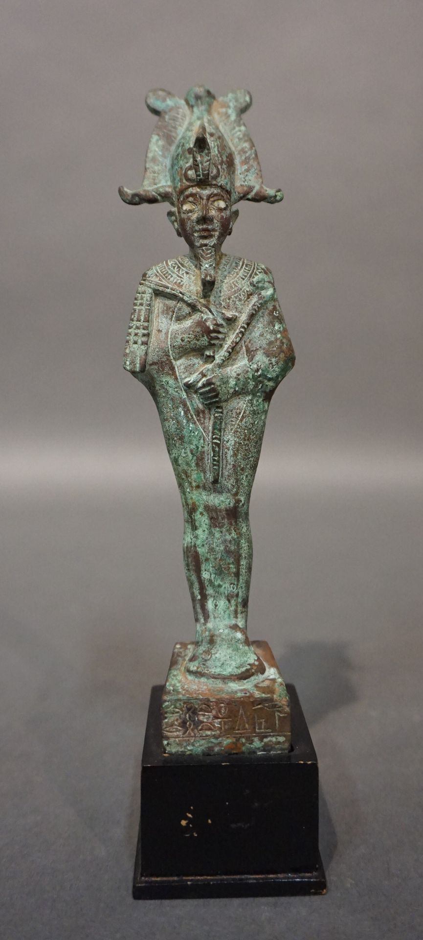 Null Statuette d'Osiris debout portant la couronne Atef, la barbe postiche, le s&hellip;