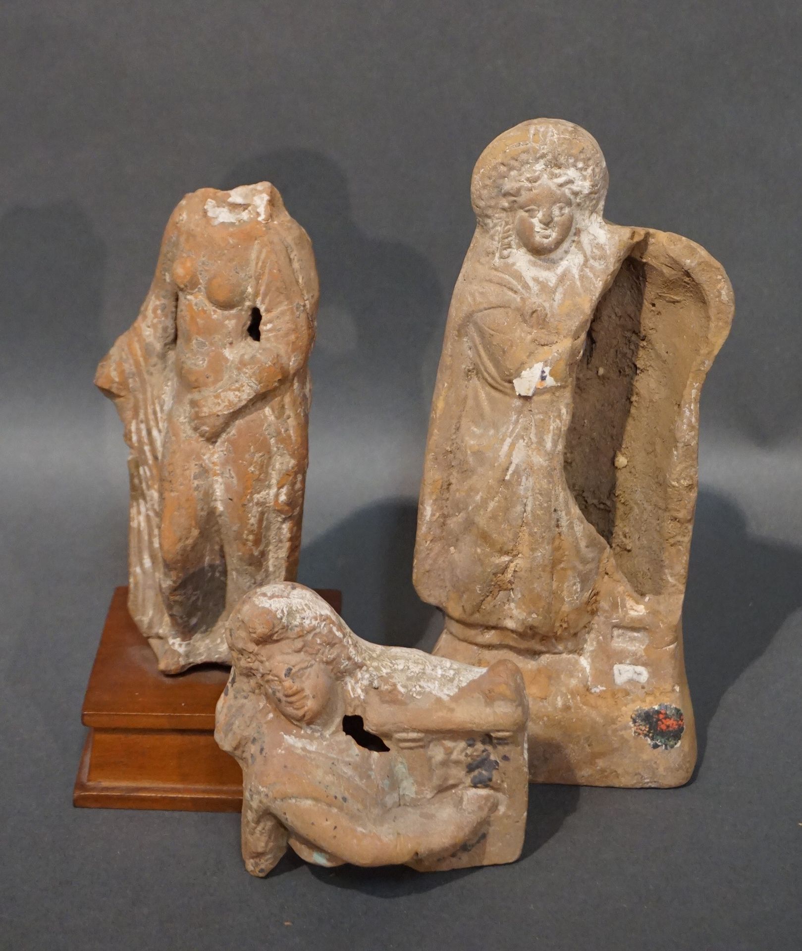 Null 一批三件雕像碎片，包括一个阿斯帕尔迪克的阿佛洛狄忒，一个穿着长披风的站立女人和一个女性弹琴者。橙色赤土，可见缺乏。埃及，罗马时期。高度：从9厘米到20&hellip;