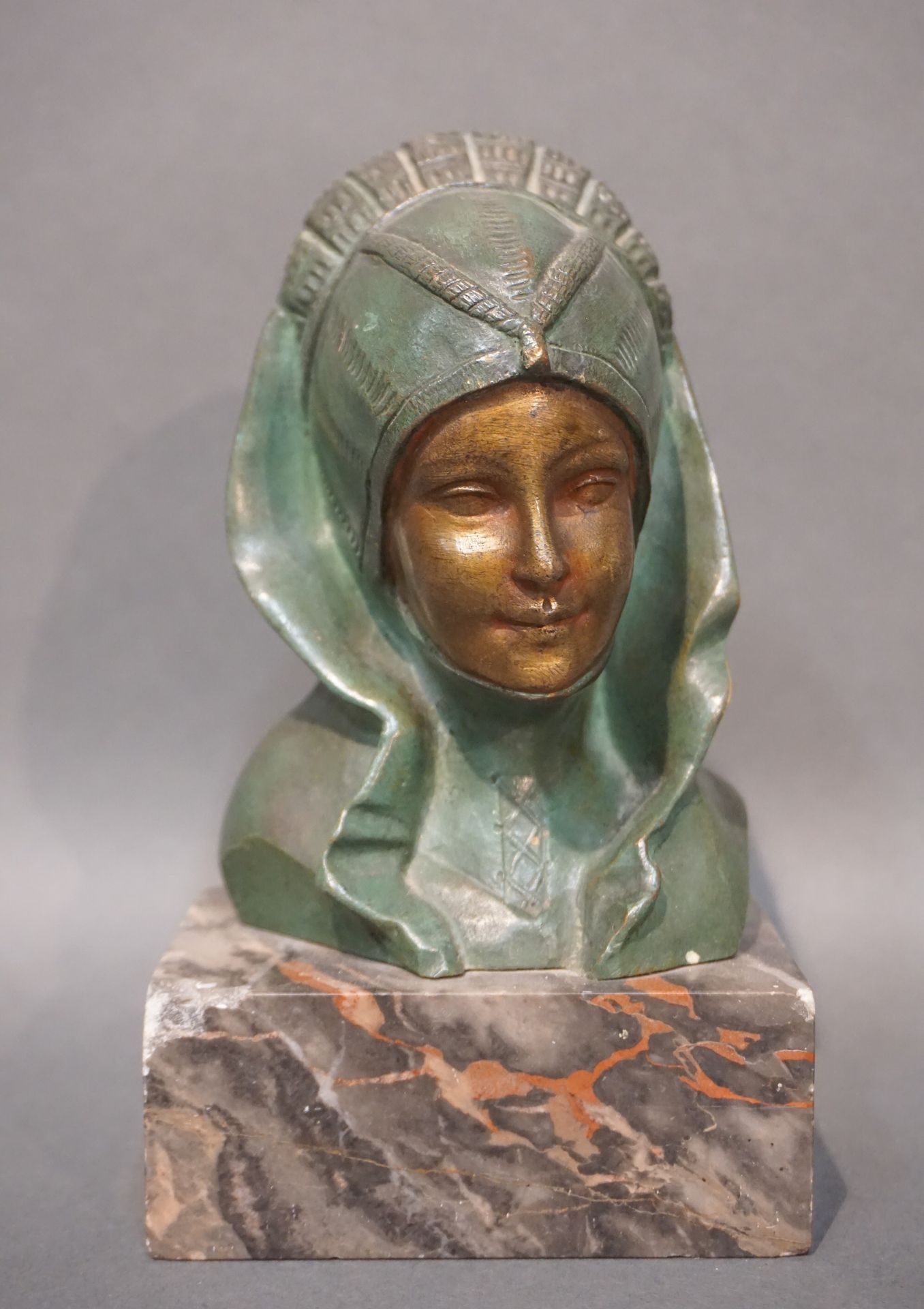 Georges GARREAU (1852-1943) "戴面纱的女人头"，大理石底座上有绿色和金色铜锈的青铜。签名。18厘米