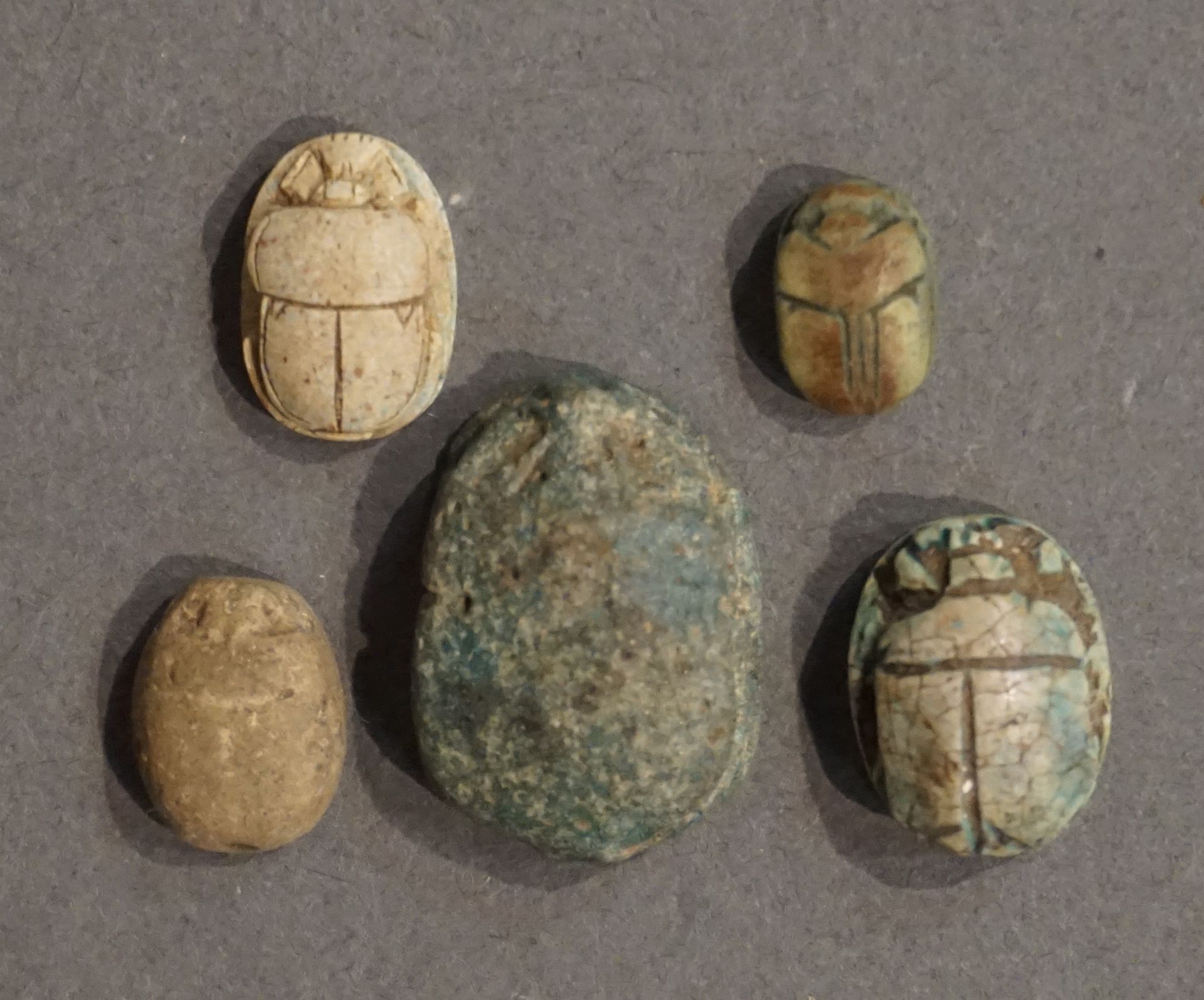 Null 一套五件猩红宝石。釉面皂石。埃及，晚期，公元前664-332年 长：1.1厘米至2.5厘米
