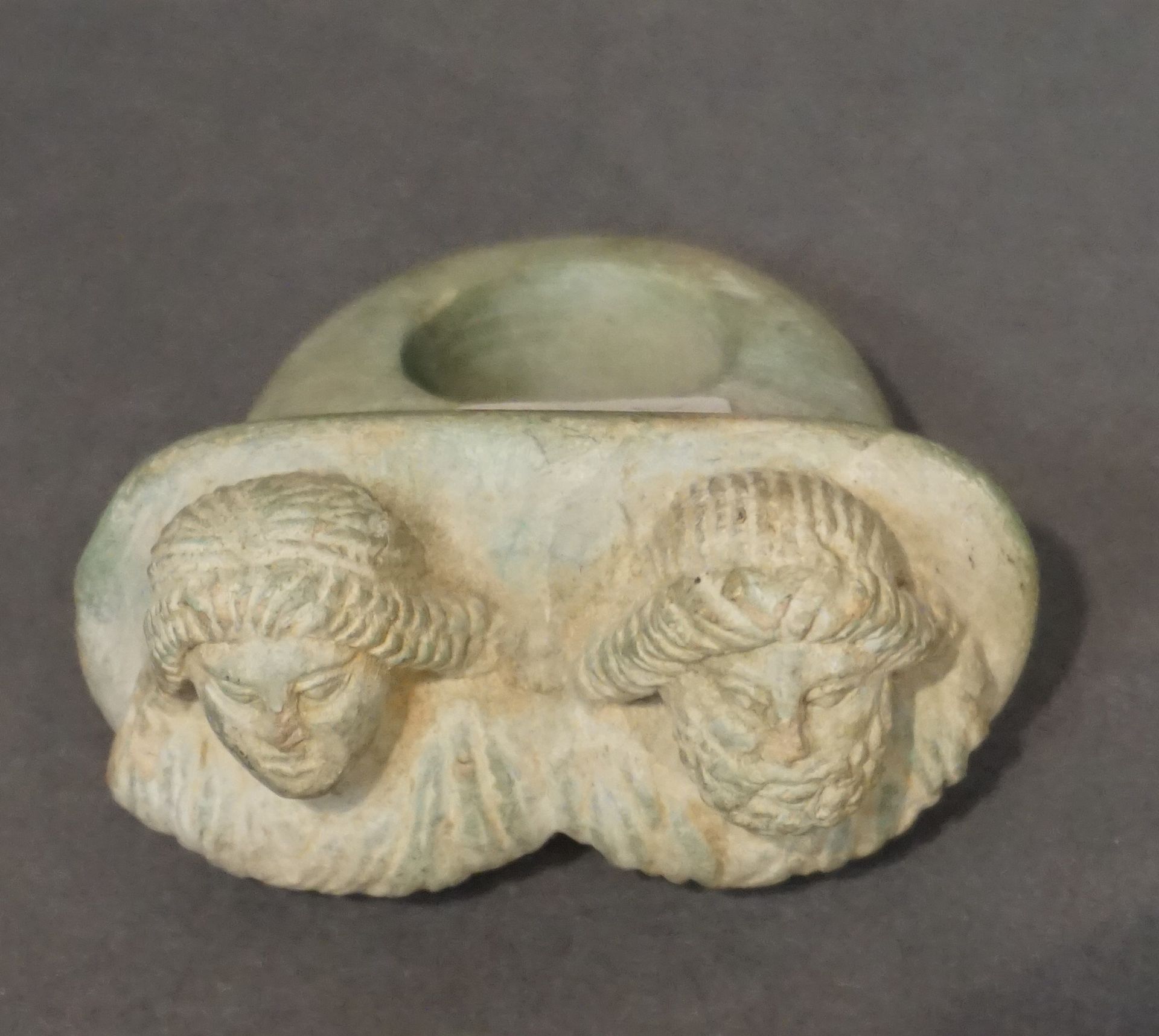 Null Importante bague votive ornée de bustes drapés en relief, probablement d'Is&hellip;