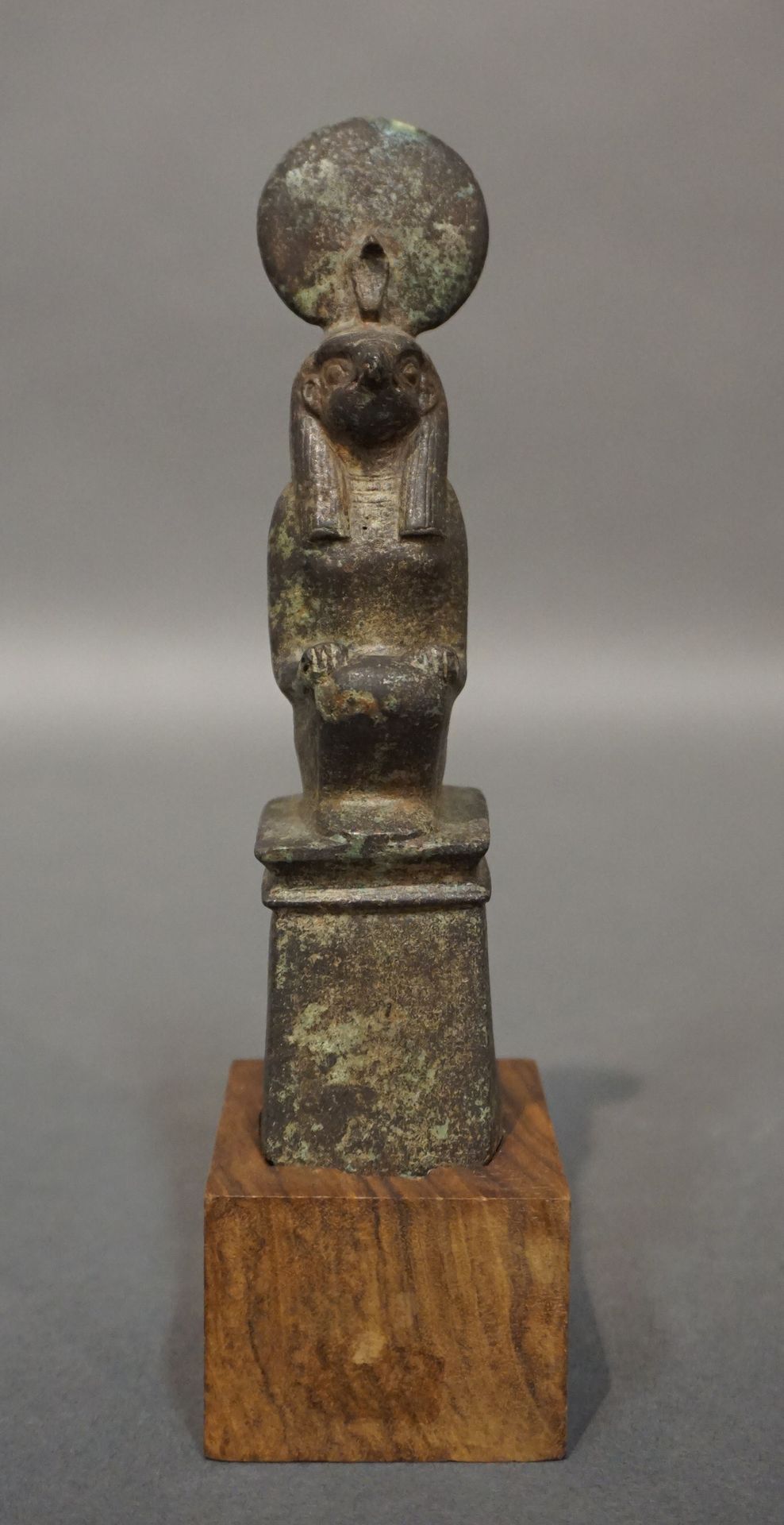 Null Anthropomorphic statuette with a hawk's head wearing a solar disk and a str&hellip;