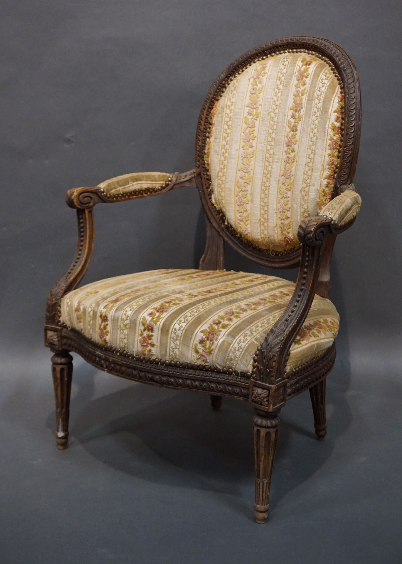 FAUTEUIL 
奖章扶手椅，采用天然木雕，有凹槽和细长的腿，用条纹天鹅绒做软垫。路易十六时期（事故，修复）。87x65x60厘米