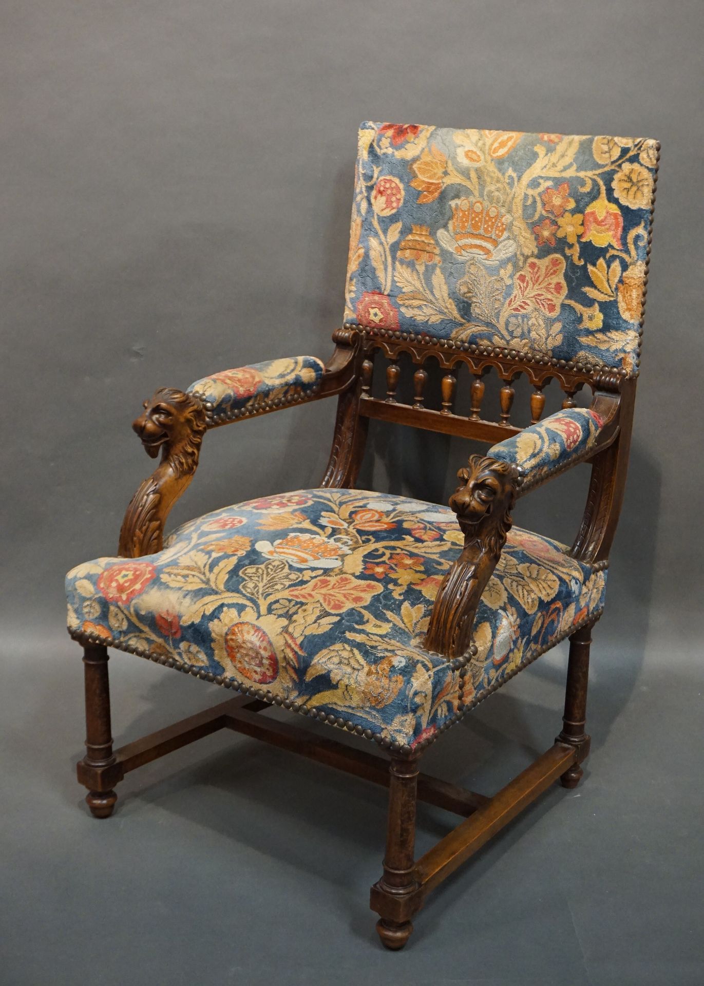FAUTEUIL 雕刻的天然木扶手椅，有狮子头的扶手，用挂毯装饰。路易十三风格，106.5x68x75厘米