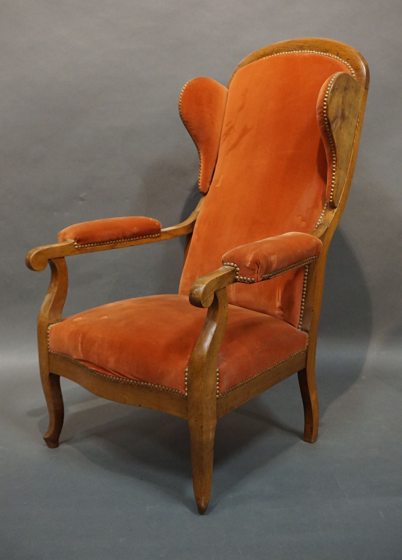 VOLTAIRE Fauteuil Voltaire à oreilles en noyer, garni de velours orange. 114x75x&hellip;