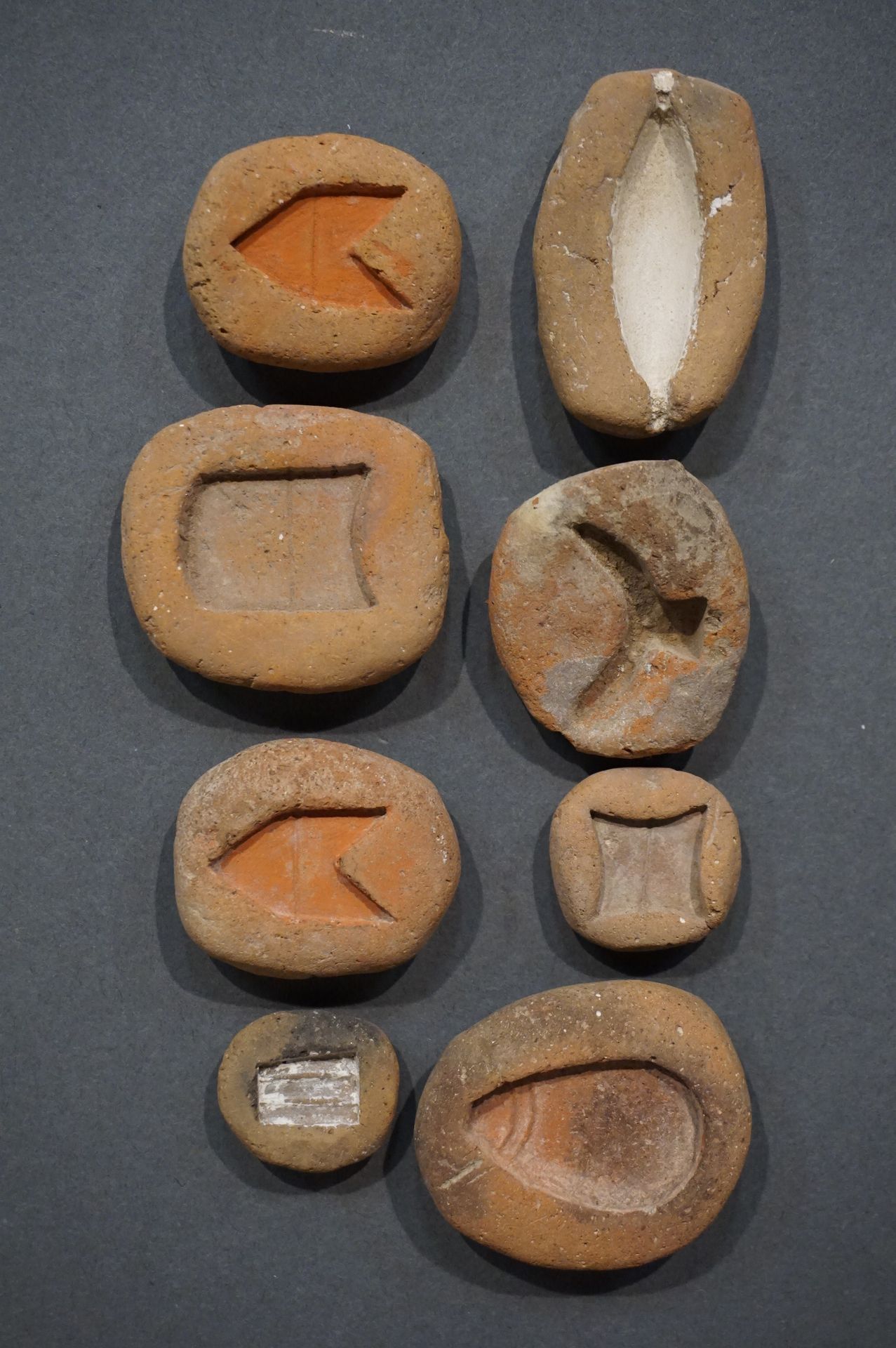 Null 珠子和镶嵌几何图案的模具。赭色赤土。埃及，新王国至晚期，约公元前1150-332年 l. 3厘米至5厘米