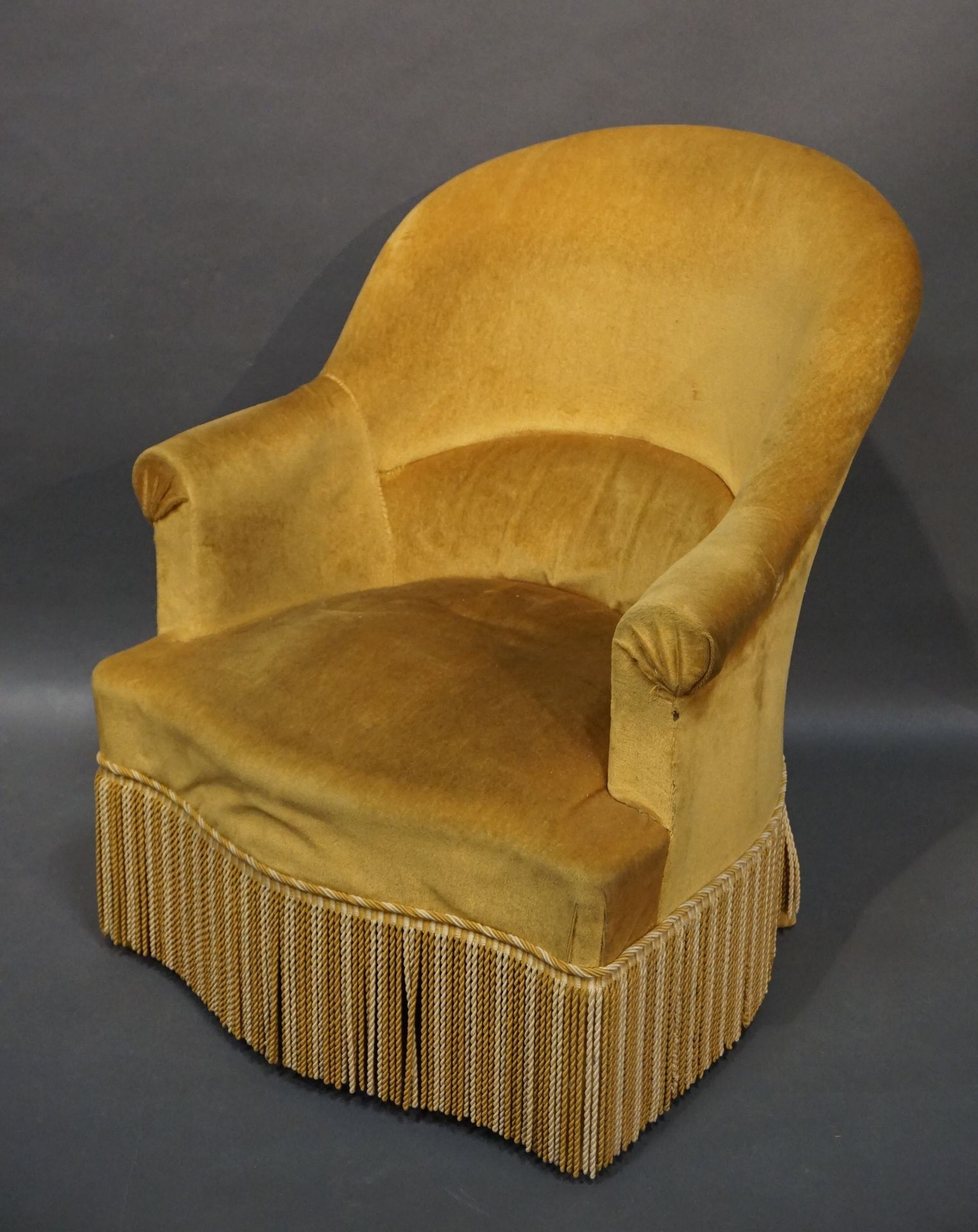 Null Frog armchair upholstered in yellow velvet. 92x72x78 cm