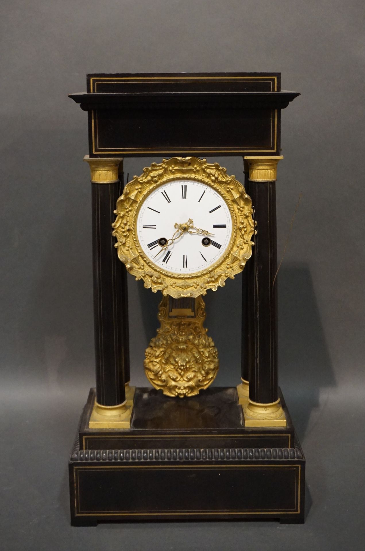 PENDULE Reloj de pórtico del siglo XIX con columnas (accidentes). 50x26x15 cm