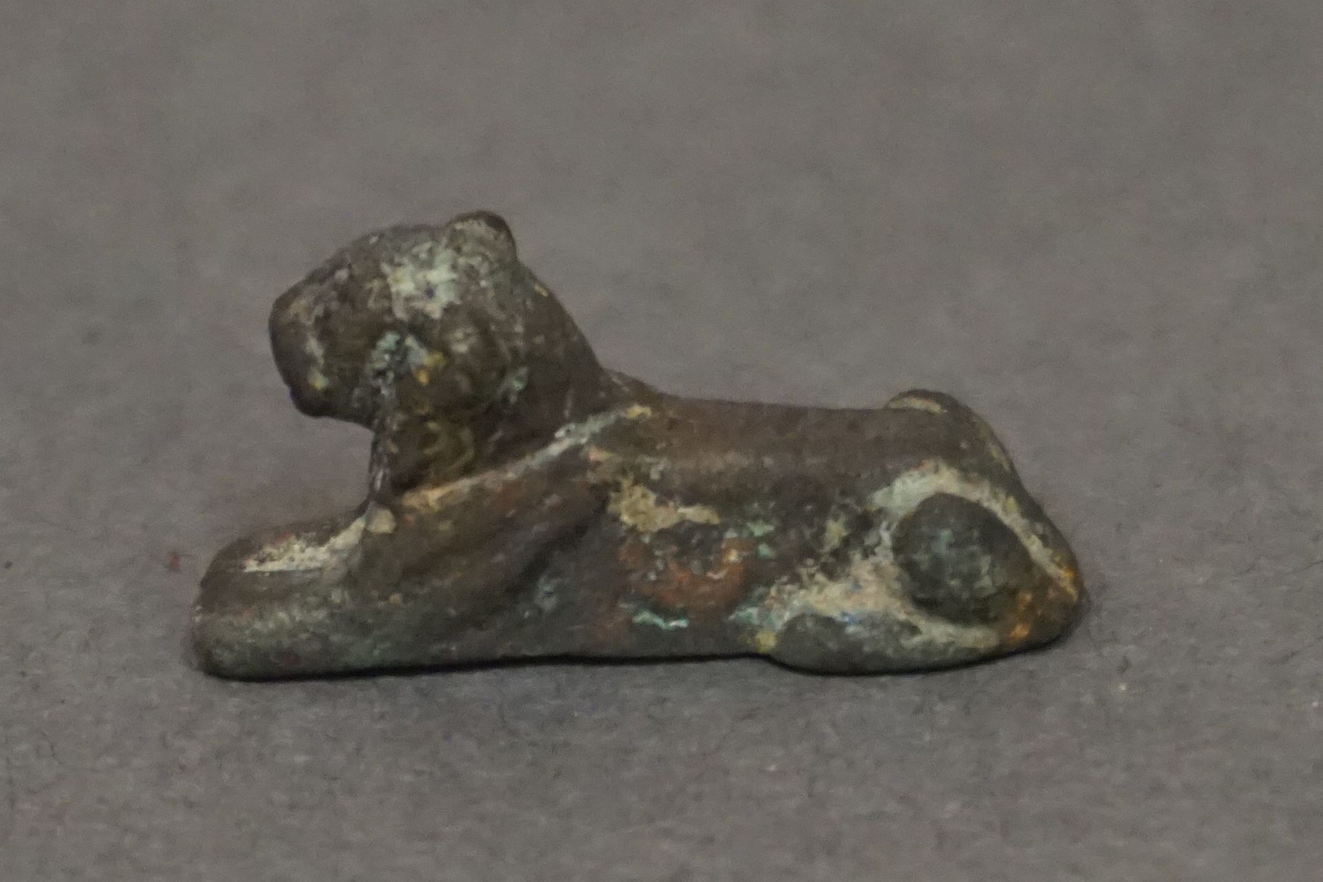 Null Gewicht in Form eines liegenden Löwen. Bronze. Ägypten, Neues Reich, v. 155&hellip;