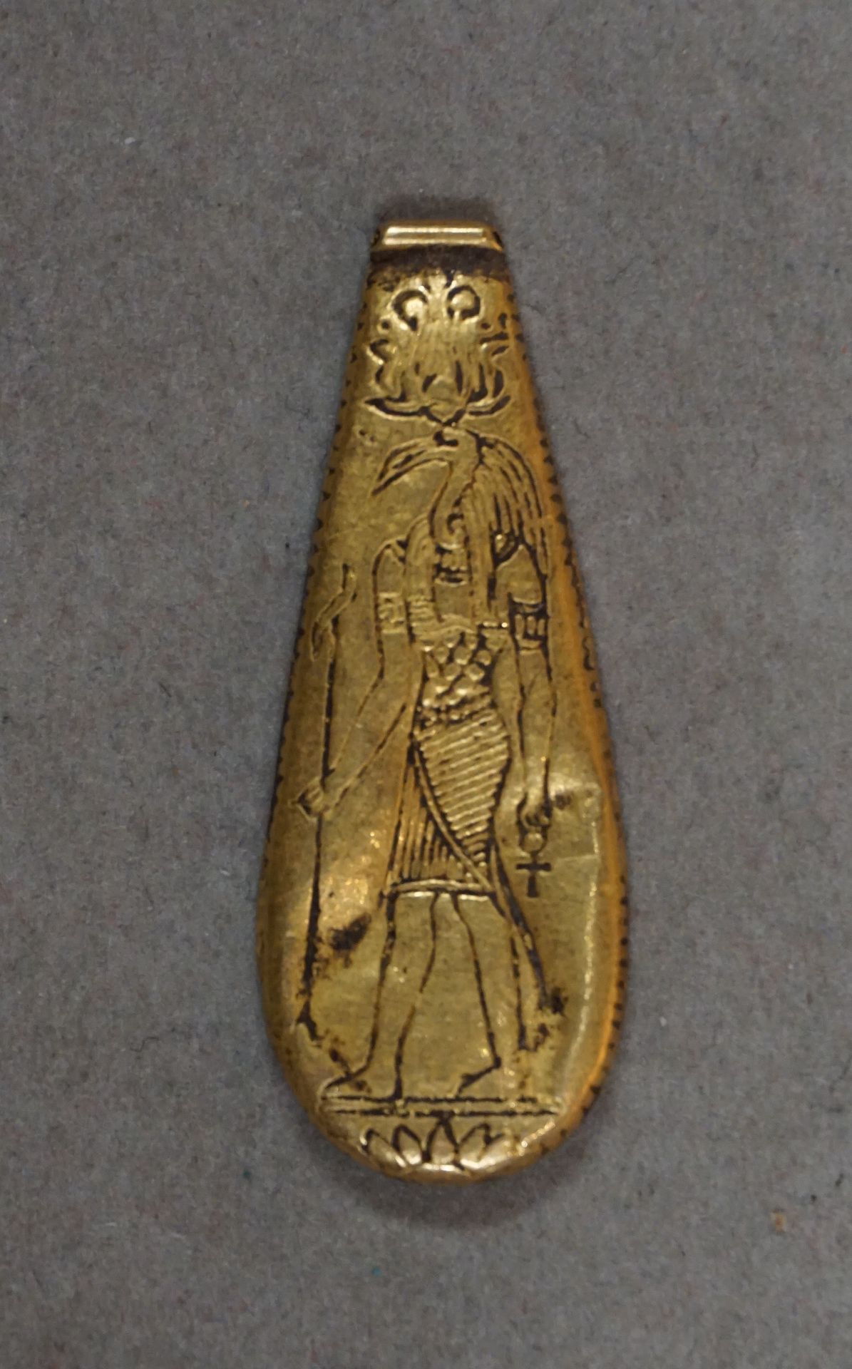 Null Pendeloque in gold plate engraved with an Anubis holding a Woad spectrum an&hellip;