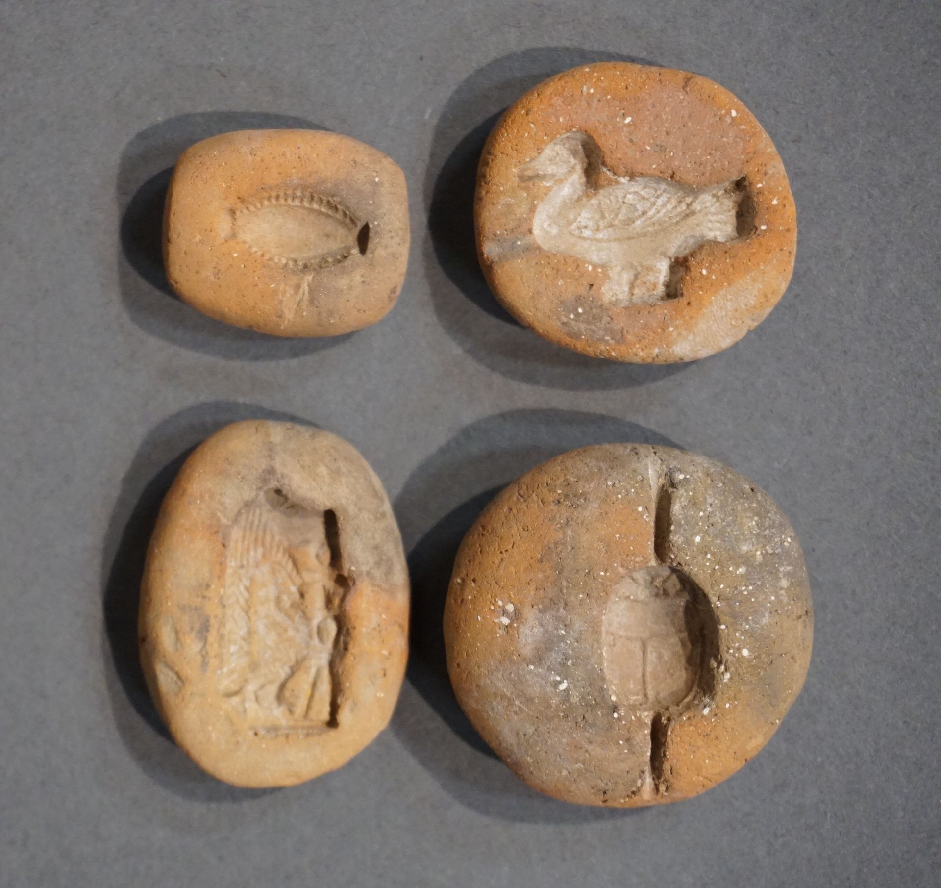 Null 一套四个护身符模具，分别代表了一个猩红宝石、一个Kauri猩红宝石、一个Thueris和一个鸭子。赭色赤土。埃及，新王国至晚期，约公元前1550-33&hellip;