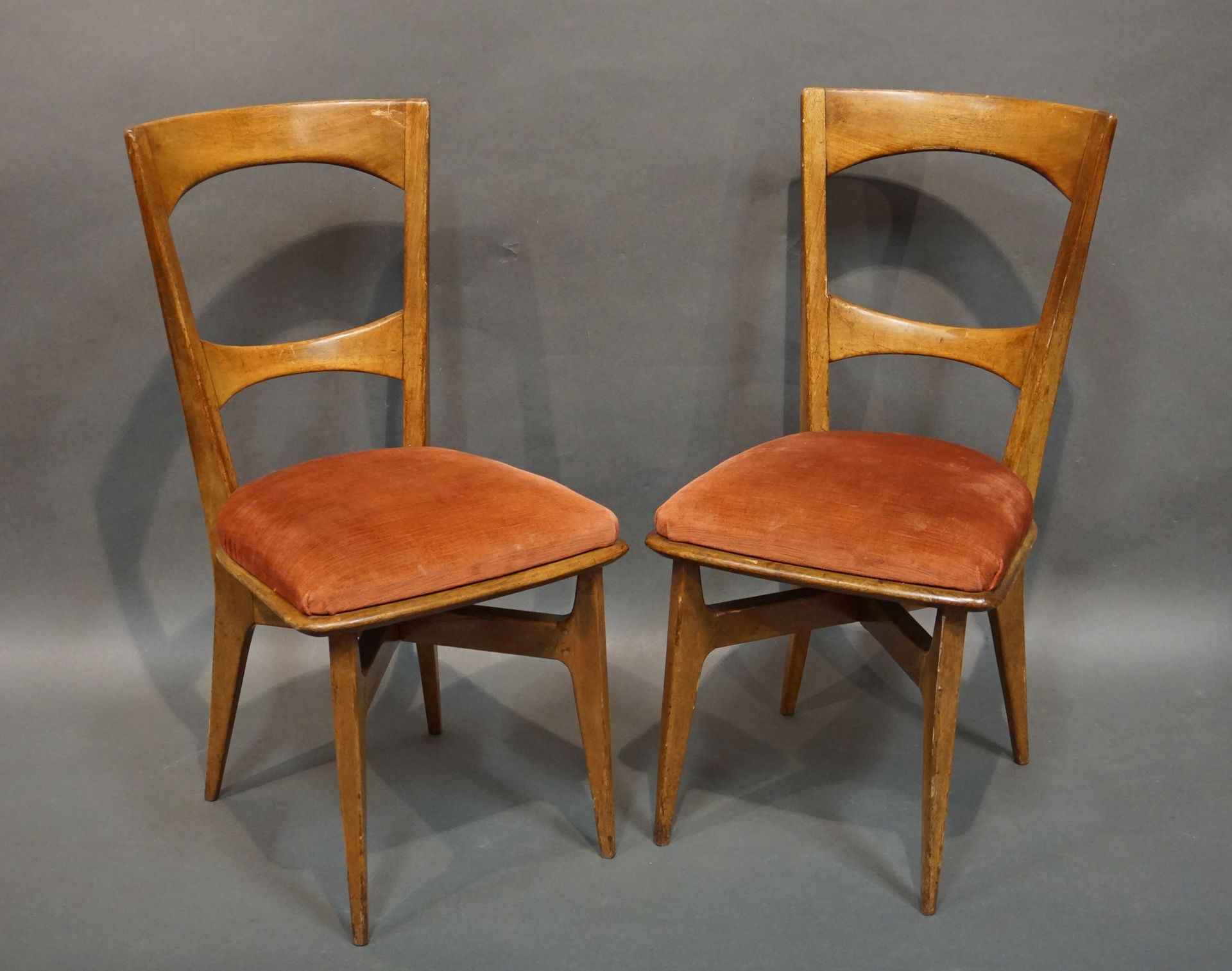 CHAISES 一对天然木制的椅子，红色天鹅绒座椅。1950年代，86x45x55厘米