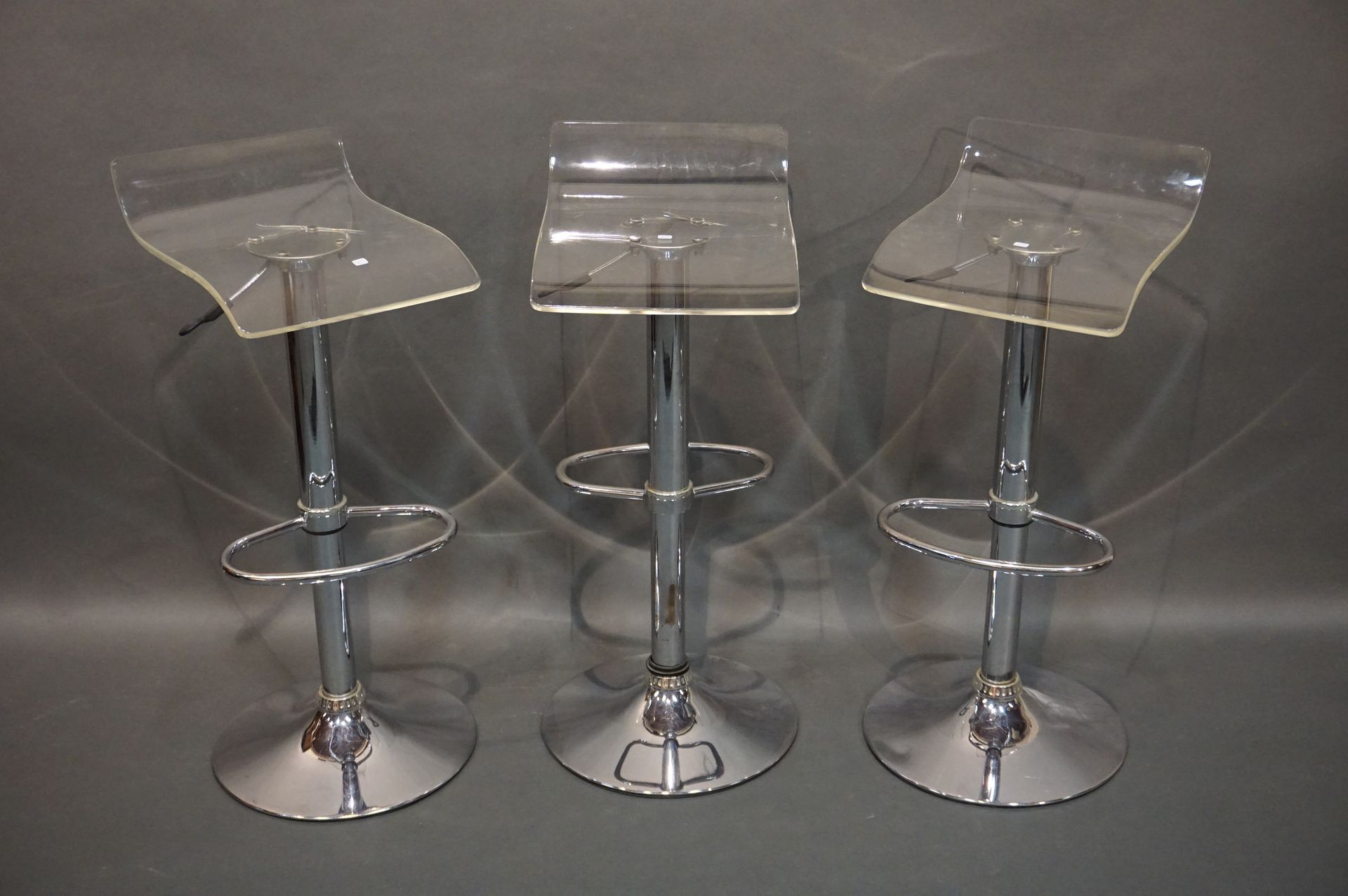 Null Three bar stools in chromed metal and altuglass (cracks). 86 cm