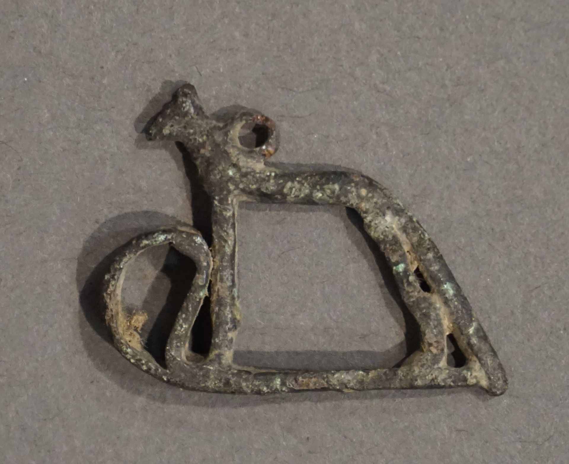 Null 代表阿努比斯的护身符，以豺狼的形式在雪橇上休息。青铜色，带有黑色铜锈。埃及，晚期，公元前664-332年 长：4厘米