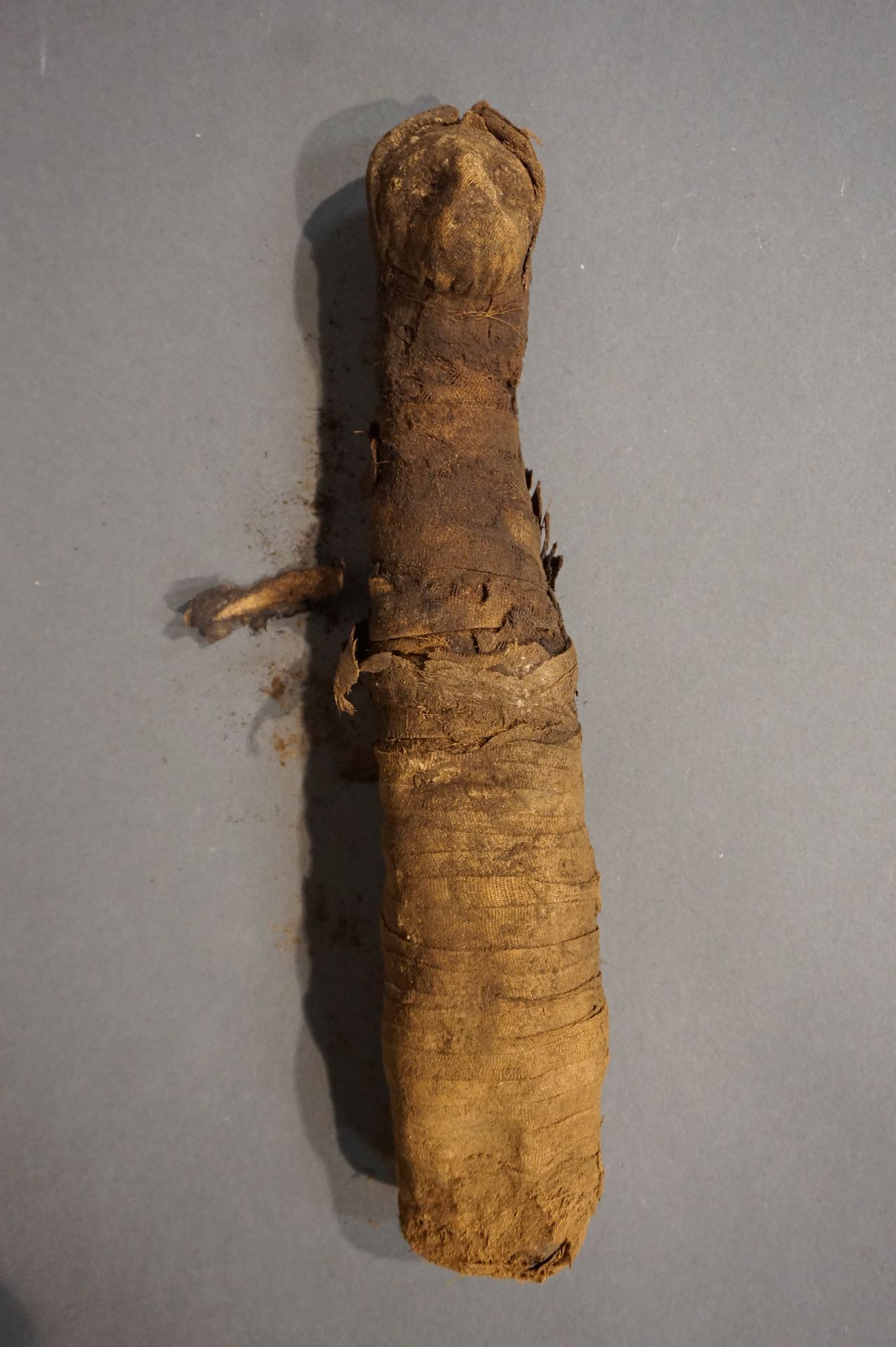 Null 猫咪的木乃伊。亚麻布和可能的动物残骸。磨损和小的缺失。埃及，晚期或托勒密时期。高度：36厘米