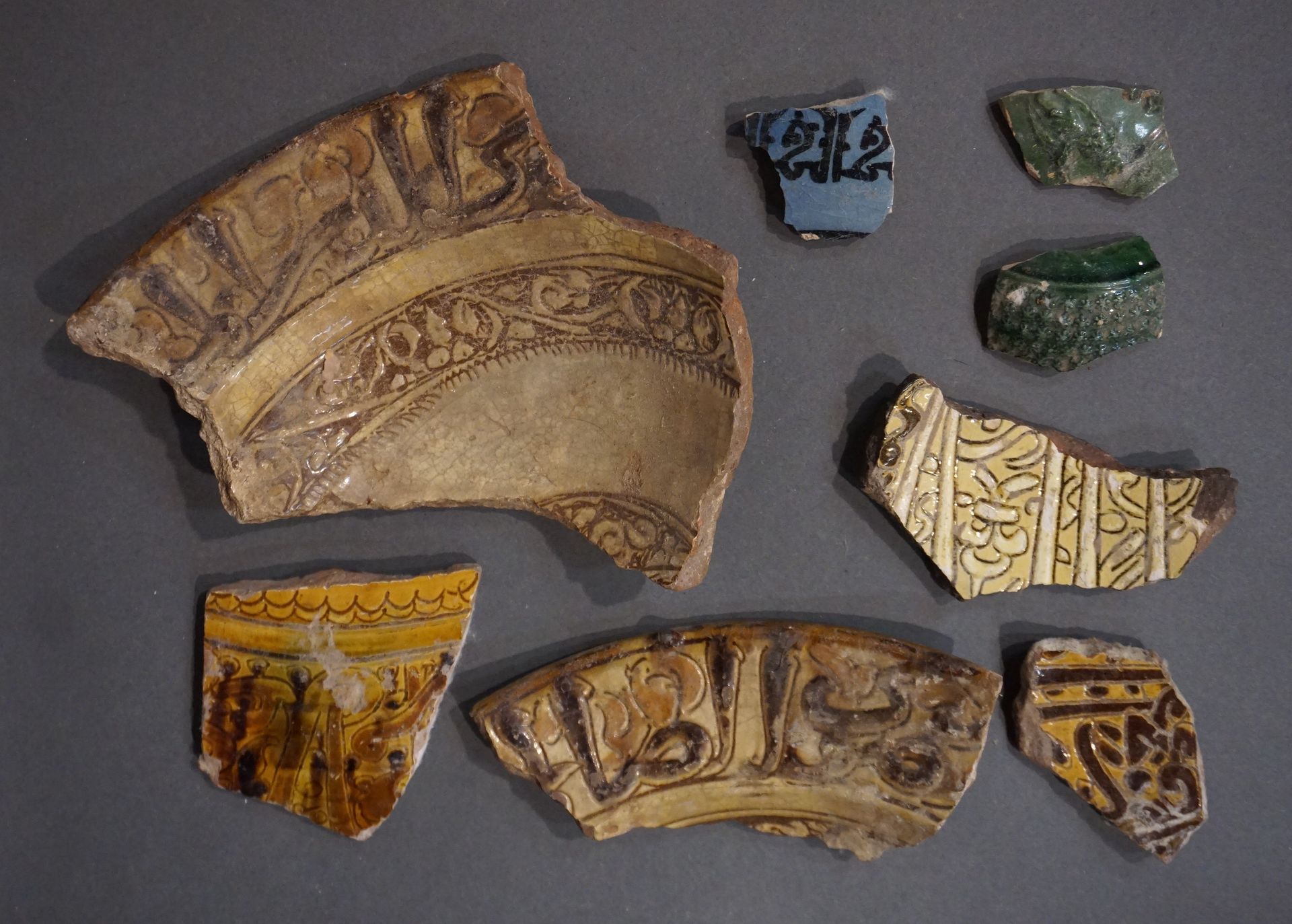 Null 一组碗和盘子的碎片，其中一些在边缘上有铭文。棕色陶器。埃及，马穆鲁克时期。