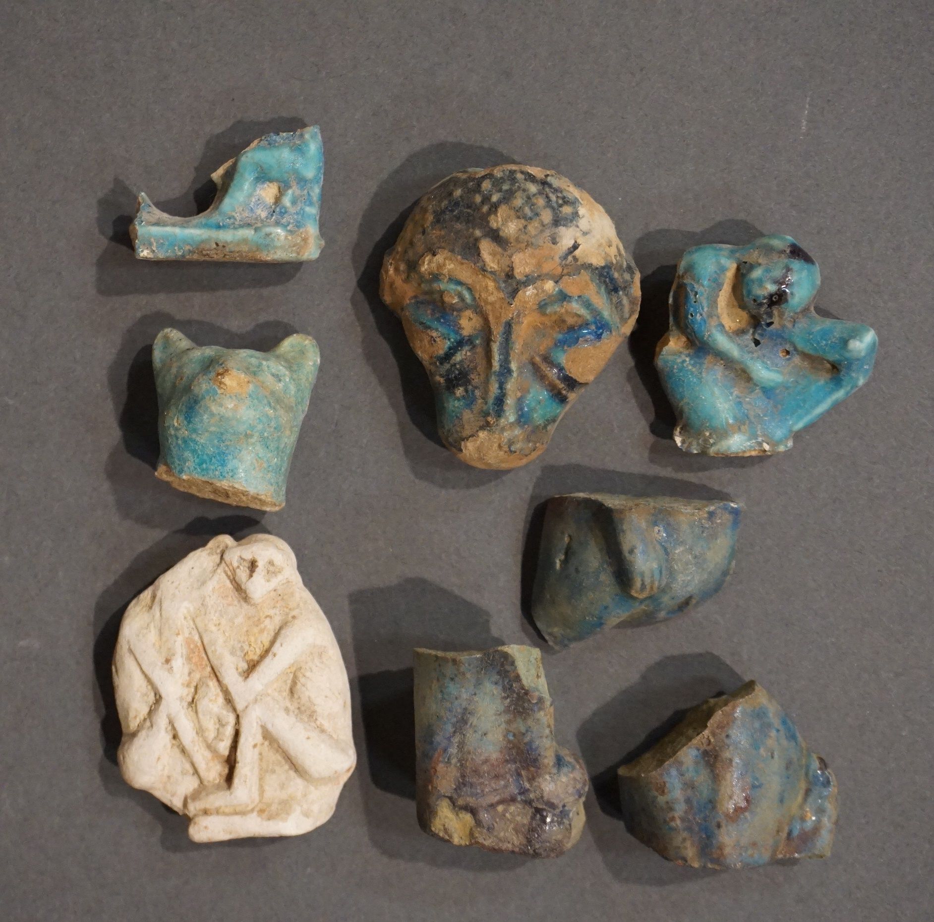 Null 拍品包括一个由三部分组成的Thueris碎片，一个由两部分组成的ithyphallic人物碎片，一个豹头，和一个代表两个猴子的雕像。陶器、熔块和石灰石&hellip;