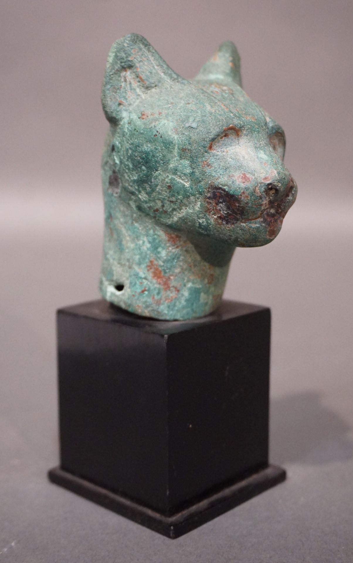 Null Head of a cat of Bastet, the eyes formerly inlaid. Bronze with green patina&hellip;