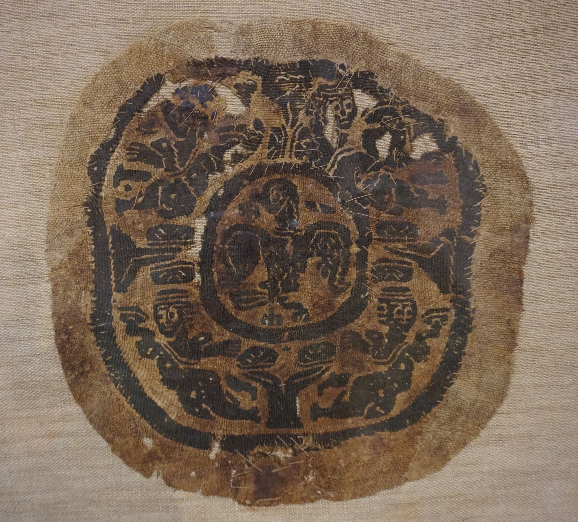 Null Médaillon fragmentaire représentant un aigle tenant une croix par le bec et&hellip;