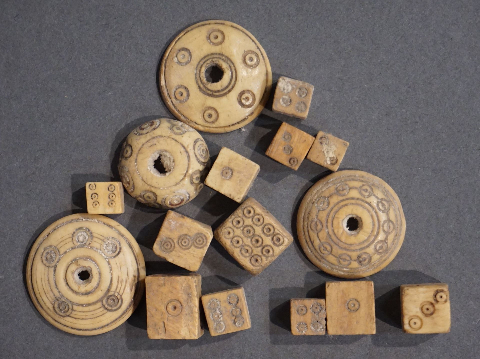 Null 一套12个游戏骰子和4个纺锤形轮子。骨骼。小碎片。埃及，罗马和科普特时期。长：从7毫米到2.8厘米