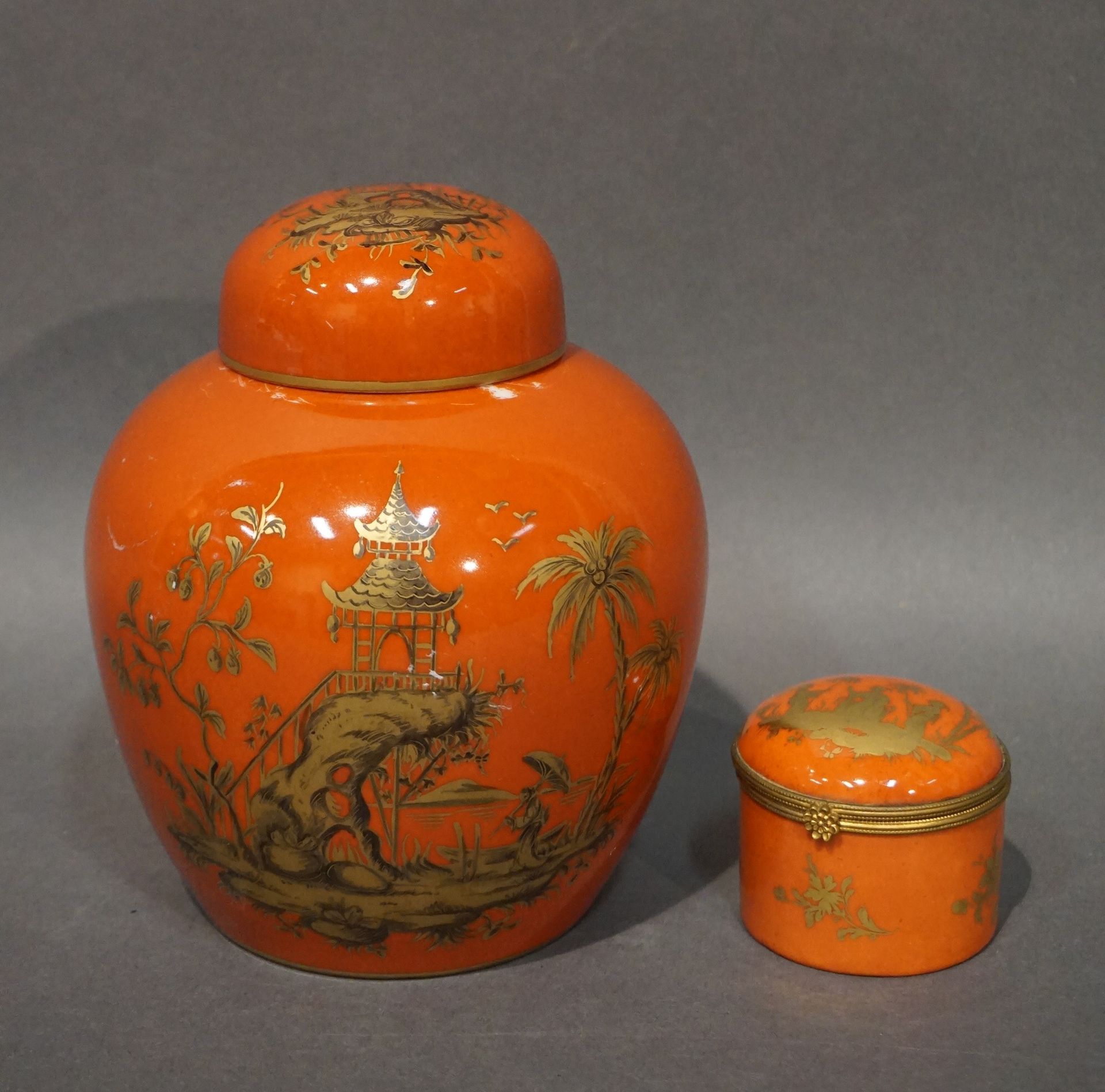 LE TALLEC 橙色瓷质有盖花瓶（17厘米）和中国镀金装饰的盒子。