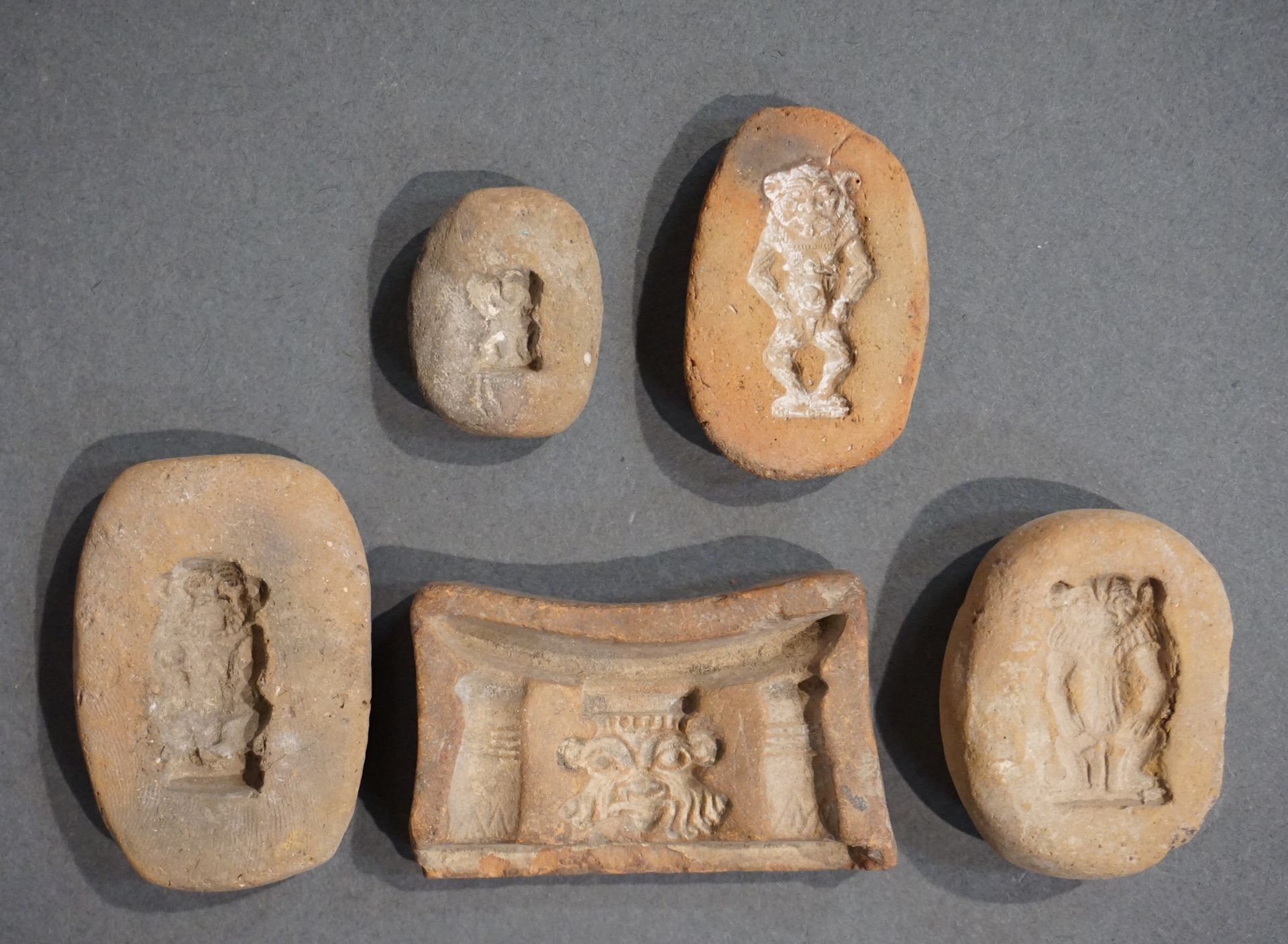 Null 五件代表贝斯神的护身符模具。赭色赤土。埃及从新王国到晚期，公元前1550-332年 l. ：3厘米至5厘米