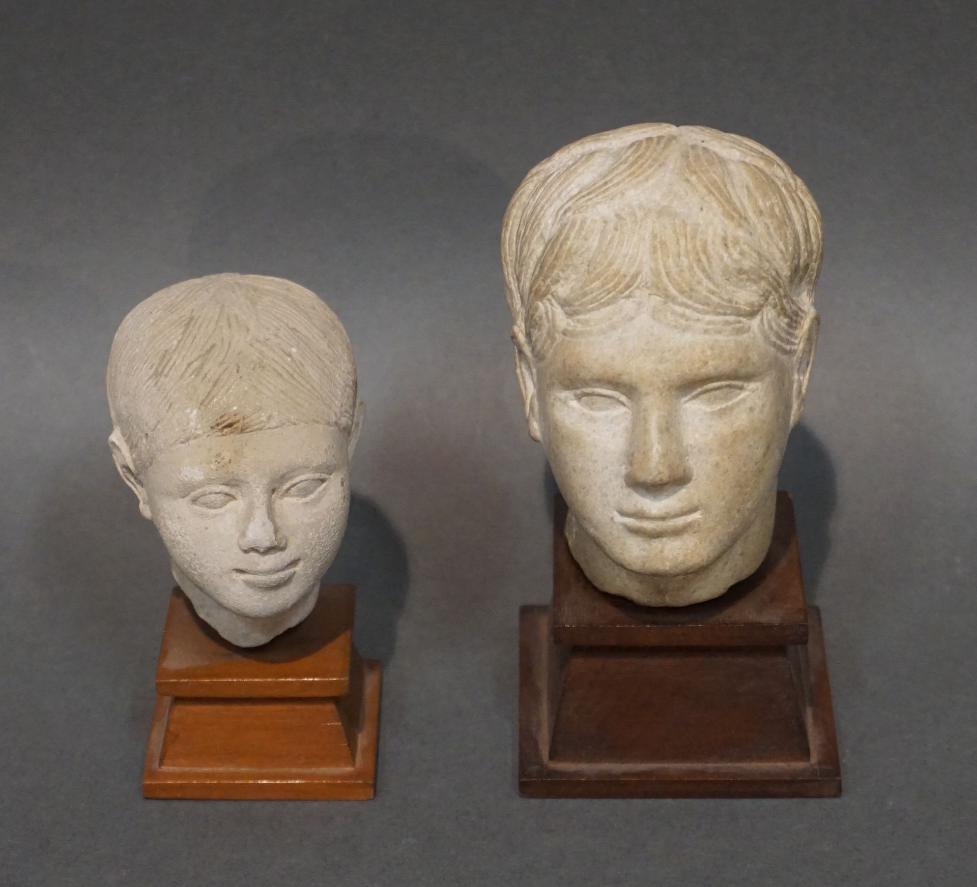 Null 一套两个男孩子的头像。石灰岩大理石。20世纪的前三分之一。在罗马风格中。高：10,5厘米和8,5厘米