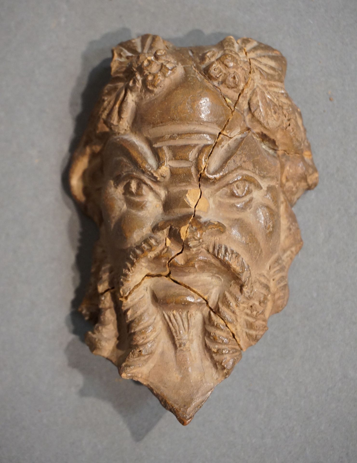 Null Kopf eines bärtigen Mannes aus Terrakotta (acc.). 10x6 cm