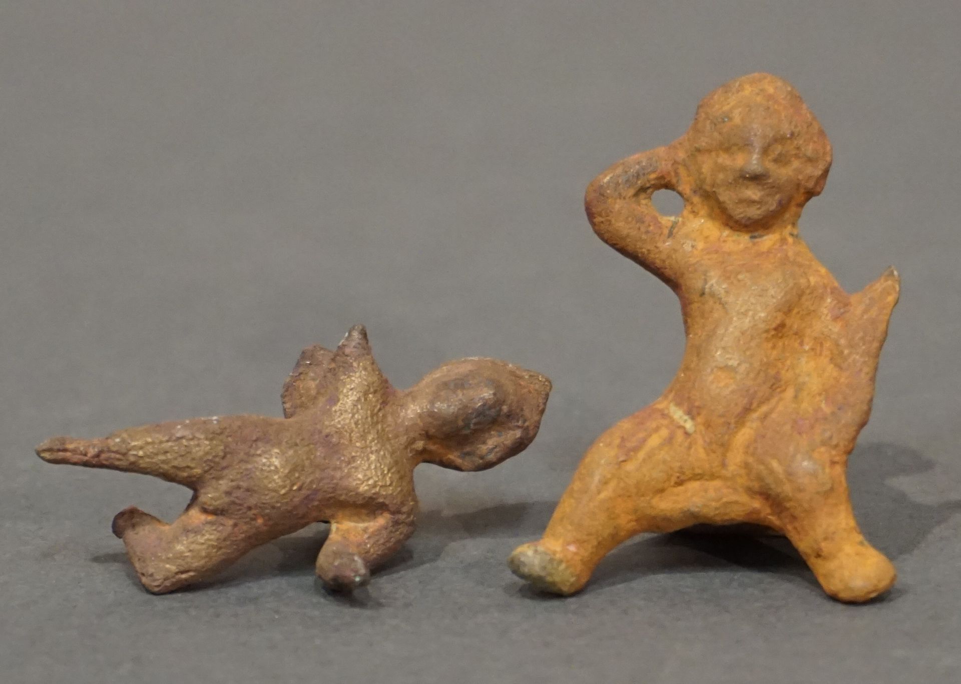 Null 包括一个Eros和一个parturient的拍品。青铜，带有棕色的铁锈。穿着。右臂缺失的爱神。埃及，罗马时期。长：4.5厘米和4.5厘米