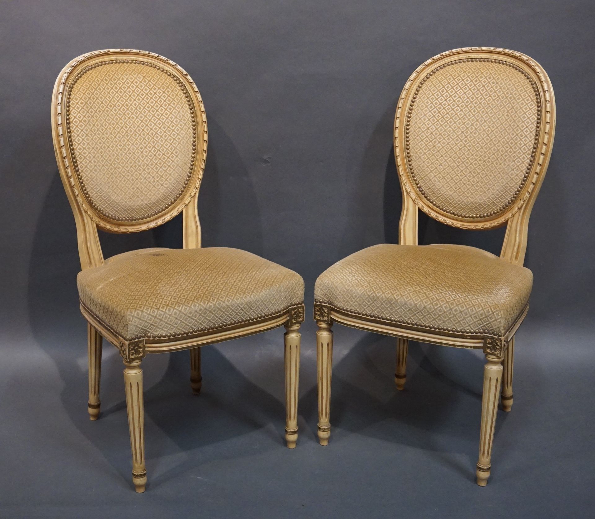 CHAISES 一对奶油色漆面奖章椅，天鹅绒软垫。路易十六风格，96x49x60厘米