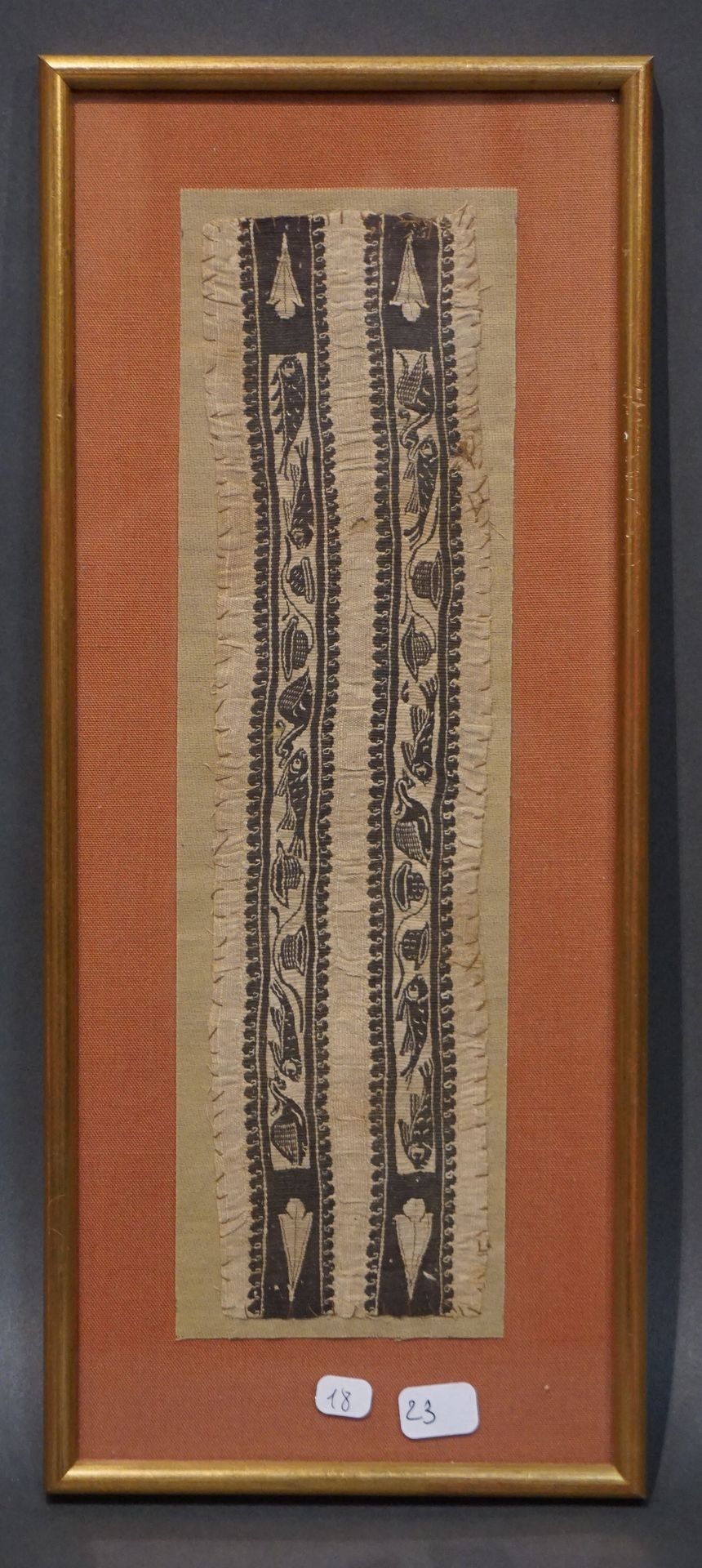 Null Hermoso fragmento que representa dos bandas decoradas con motivos vegetales&hellip;