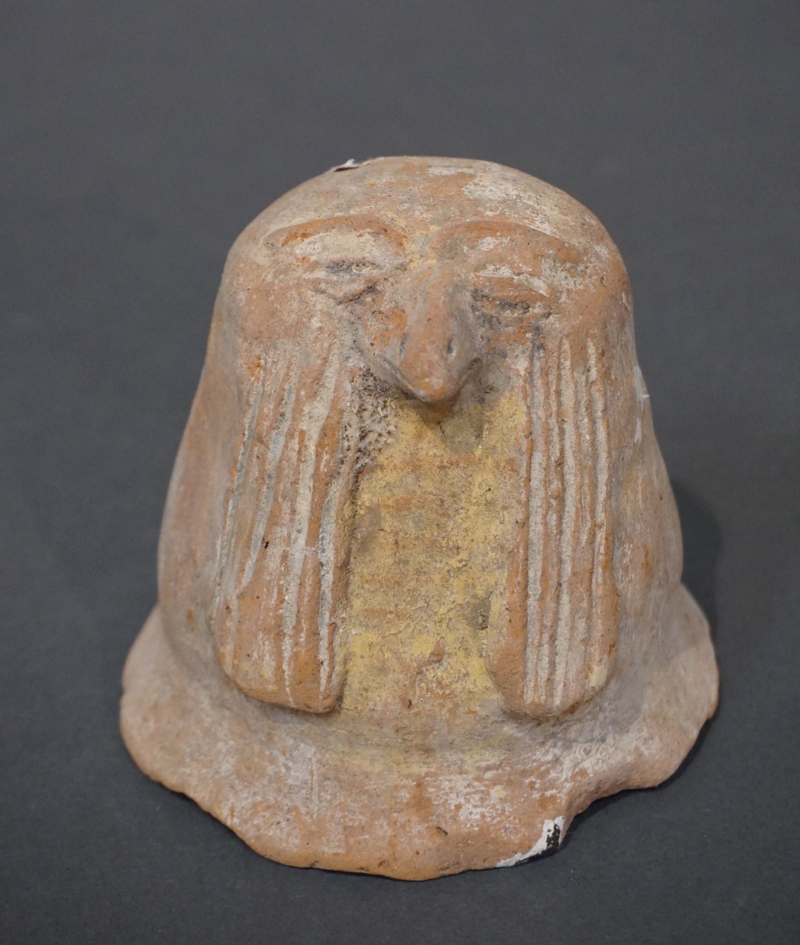 Null 凯贝赫辛努夫头像造型的罐式花瓶塞。赭色赤土。底部有剥落。民间艺术。埃及，晚期，公元前664-332年 高11厘米