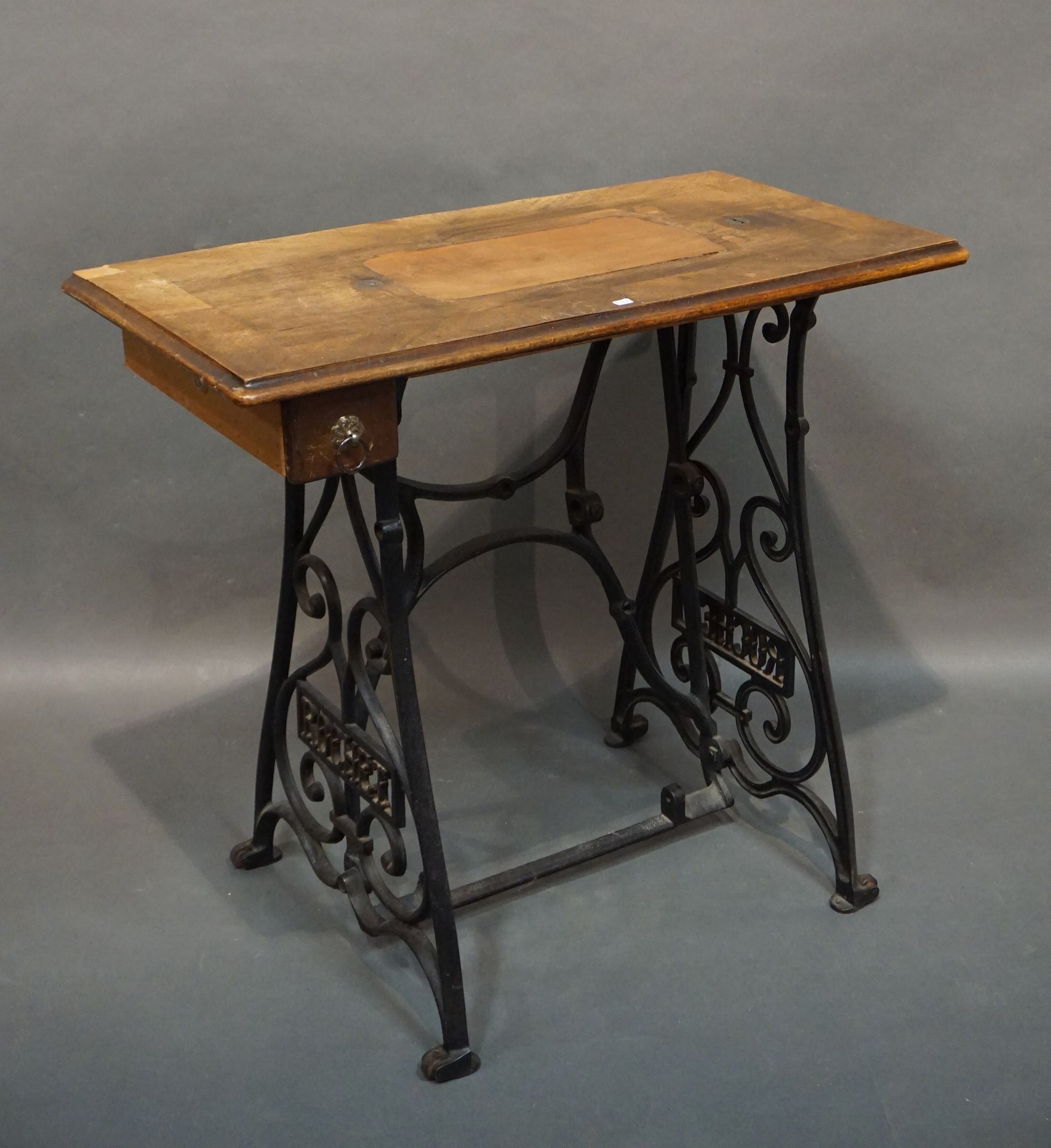Null Cast iron sewing machine-table base with wooden top. Rochet. 75x86x45 cm