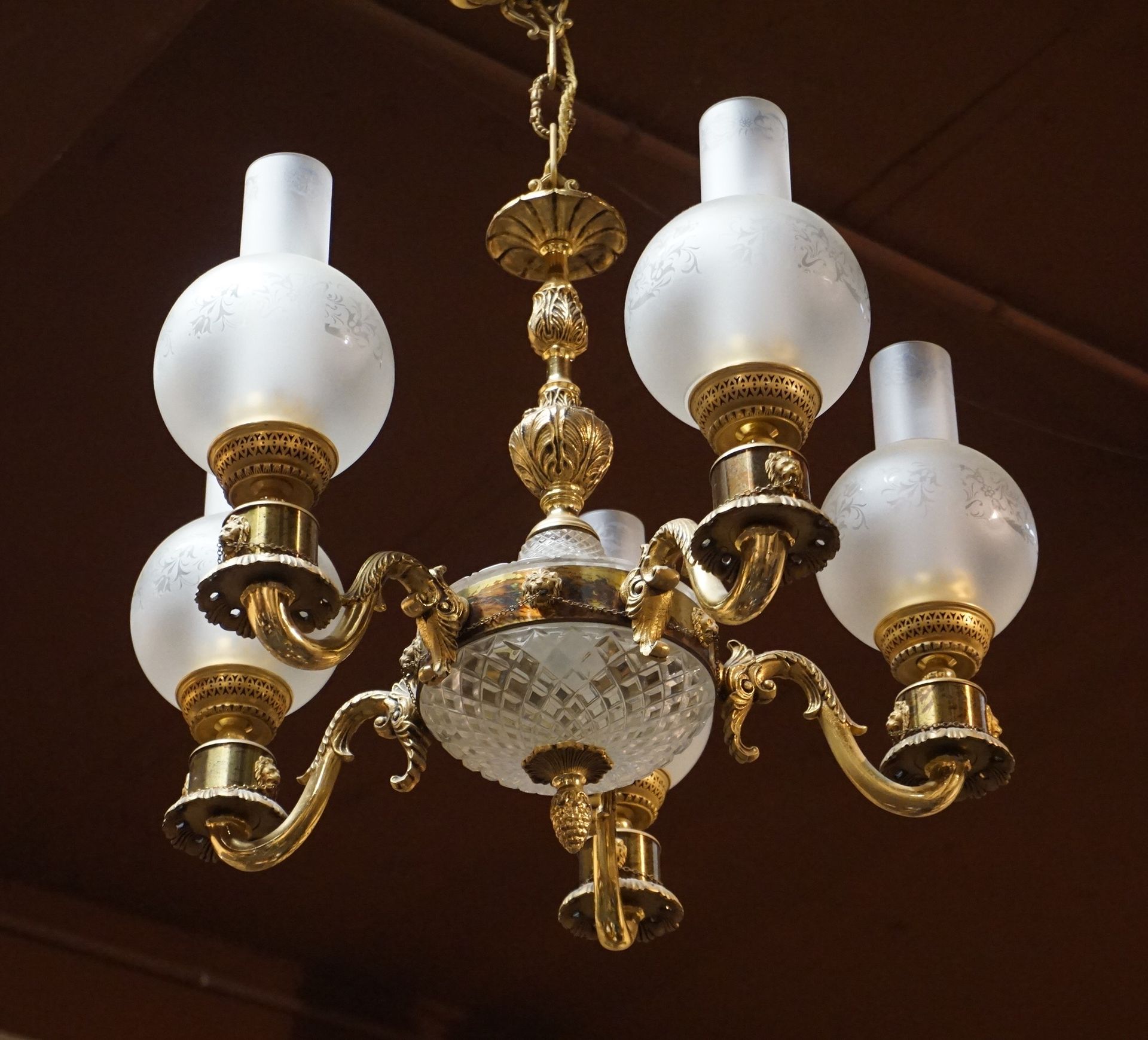 SUSPENSION 青铜、水晶、镀金金属和玻璃球的吊灯，有五个灯臂。70x50厘米