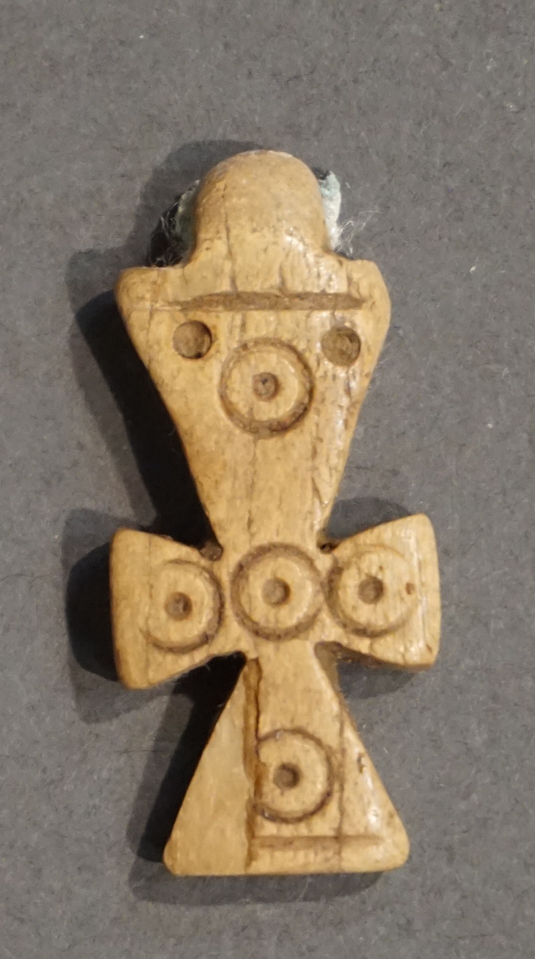 Null Croix ornée d'ocelles. Os. Egypte, période copte. H.: 4 cm