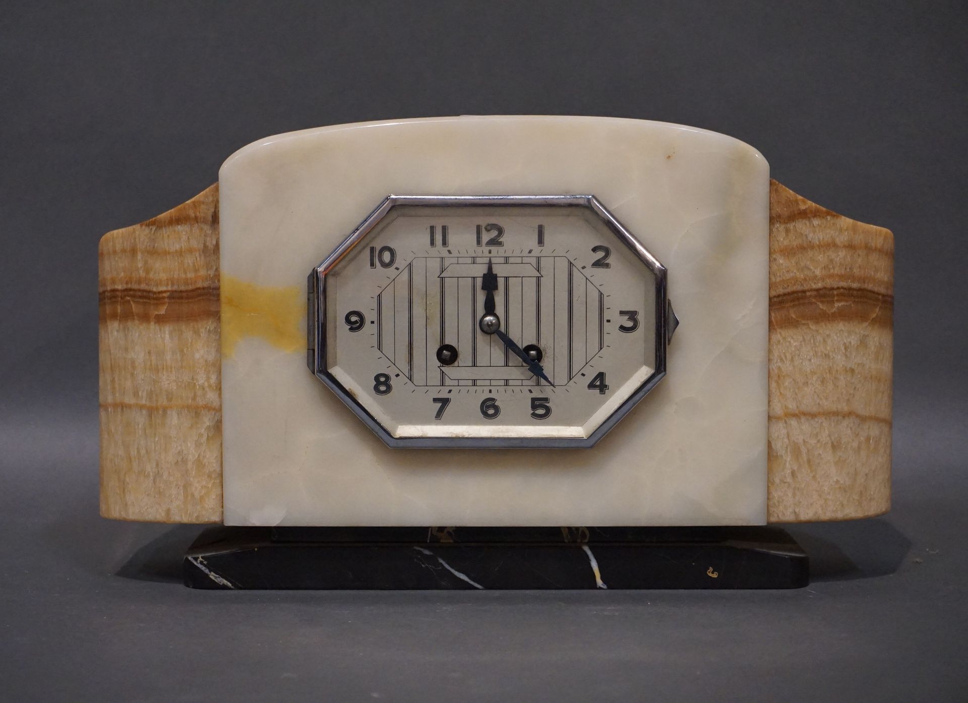 PENDULE Art deco clock in onyx and marble. 21x35x11 cm