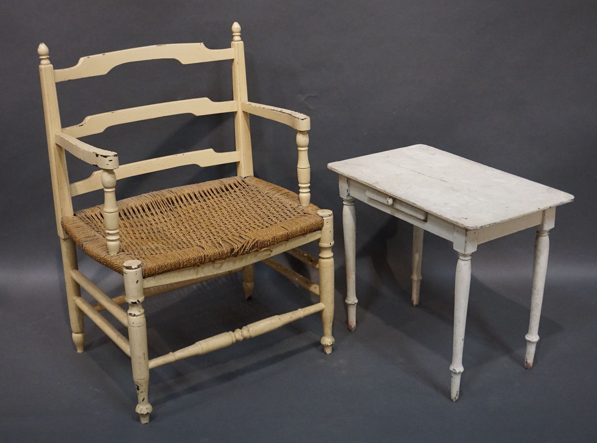 Null 大型乳白色漆木扶手椅（89x65x51厘米）和一个带抽屉的白色漆木架。