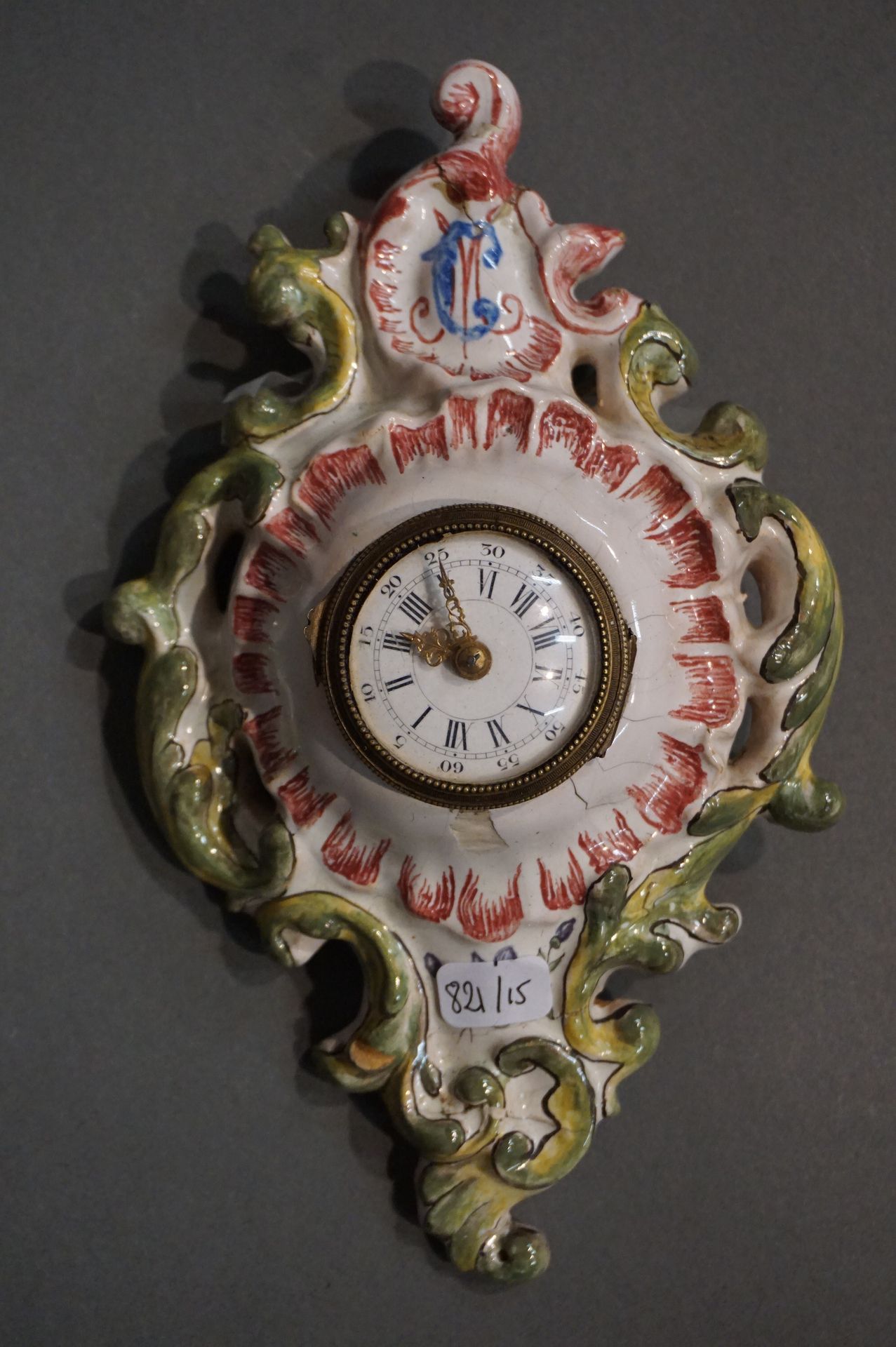 Null Pendulette d'applique en faïence de Creil et Montereau (éclats). 20 cm