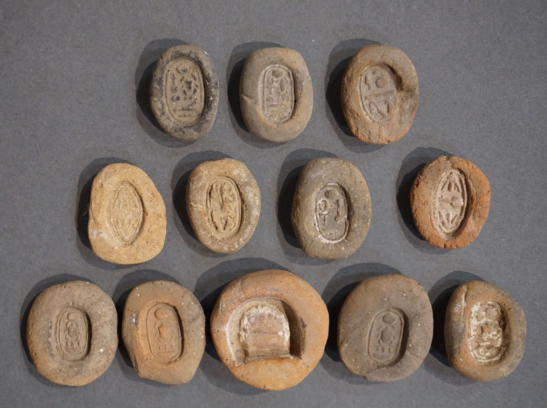 Null 一批护身符和戒指边框模具（x12），其中一些是有趣的模型，带有图特摩斯三世的名字。埃及，新王国至晚期，公元前1550-332年 长：3厘米至4厘米