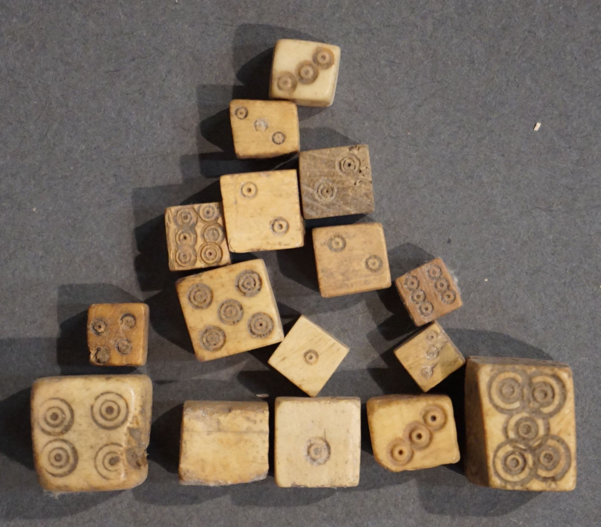 Null 一套15个的游戏骰子。骨骼。小碎片。埃及，罗马和科普特时期。长：6毫米至1.5厘米