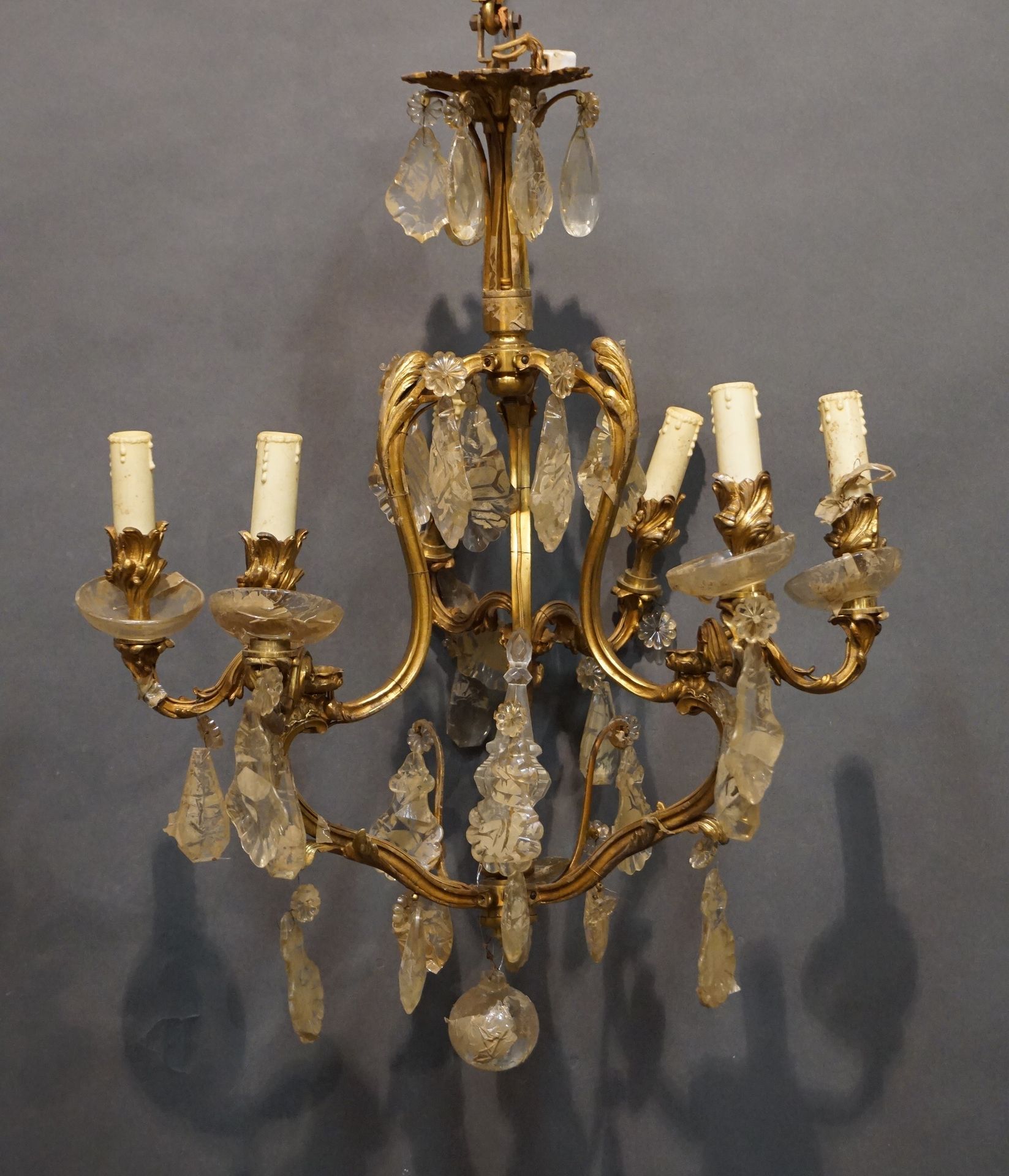 LUSTRE Lampadario in bronzo dorato con pendenti (mancanti). 70x55 cm