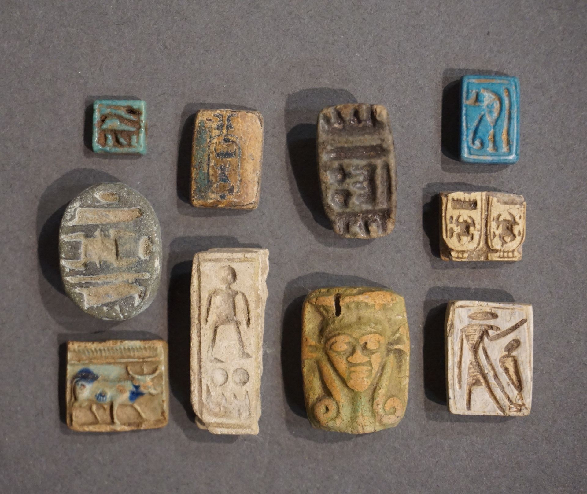Null Lote de platos y amuletos decorados con Apis, cabeza de Hathor, ojo de Udja&hellip;