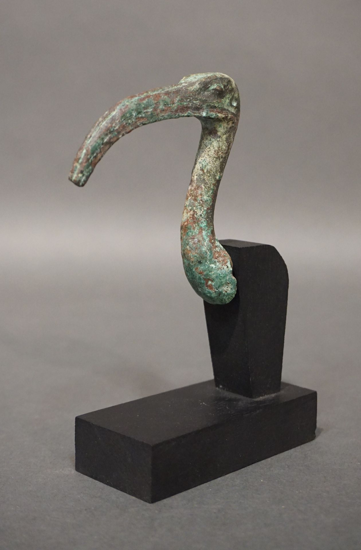 Null Testa di Thoth in forma di ibis. Bronzo con patina verde liscia. Egitto, Pe&hellip;