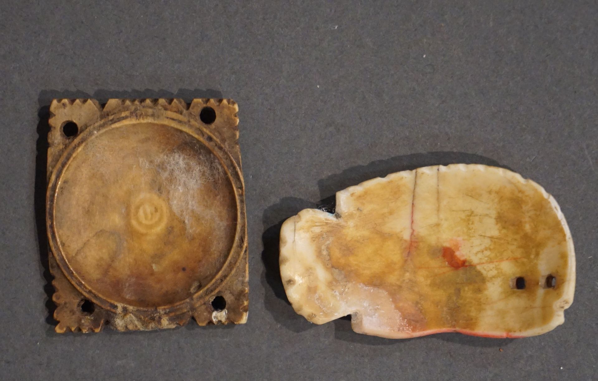 Null 一套两个腮红盘，一个四角形，一个鱼形。骨头，有红色颜料的痕迹。埃及，晚期和罗马时期。长：6厘米和4厘米