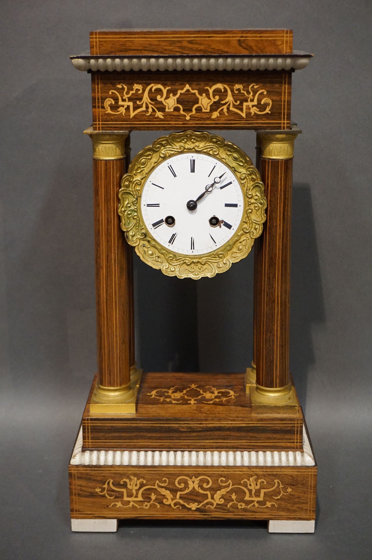 PENDULE 19世纪风格的柱式门廊钟，采用木皮和镶嵌工艺，44x22x13厘米