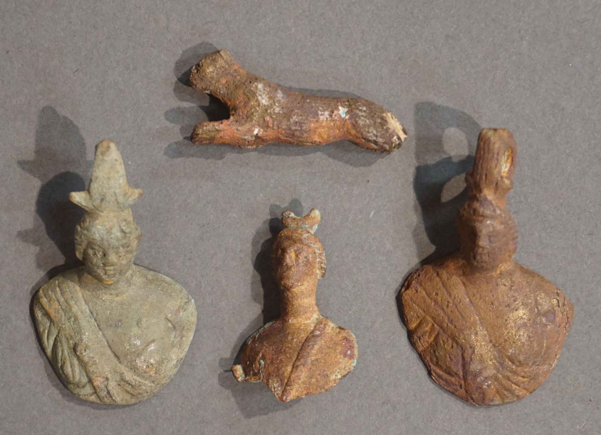 Null Lote de tres balanzas que representan bustos de Isis drapeada (x2) y Diana &hellip;