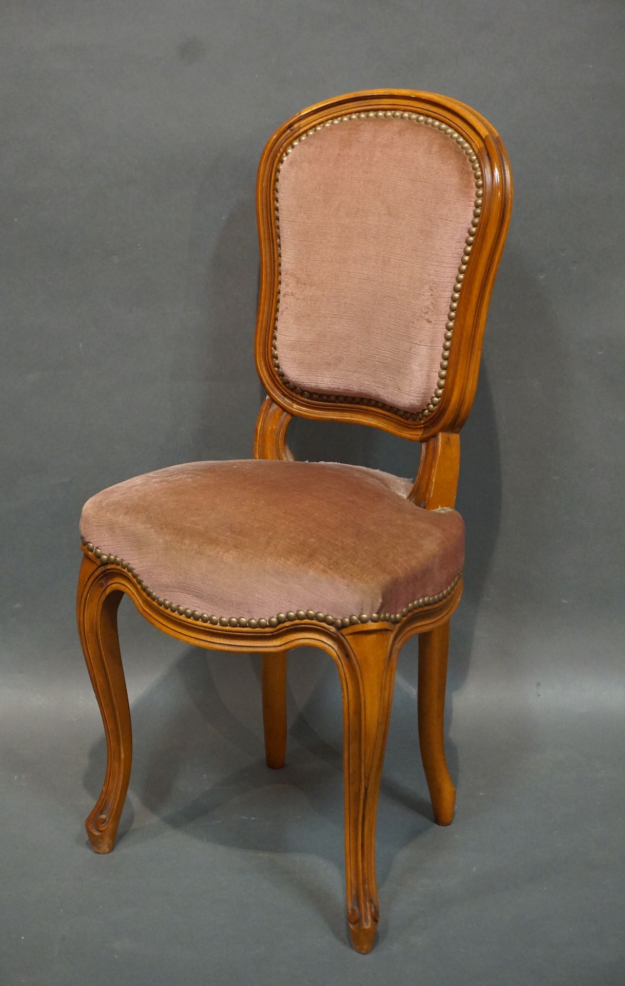 Null 天然木质的儿童椅，用粉红色的天鹅绒做装饰。路易十五风格，84x40x42厘米