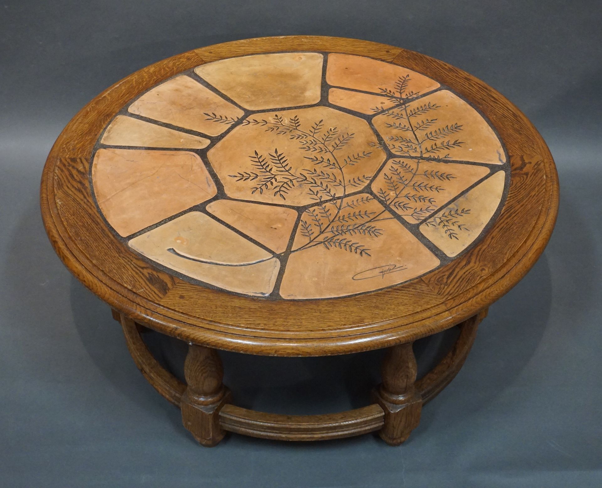 Null 圆形橡木咖啡桌，上面有陶瓷砖，有标本馆的装饰。签名。44,5x98厘米