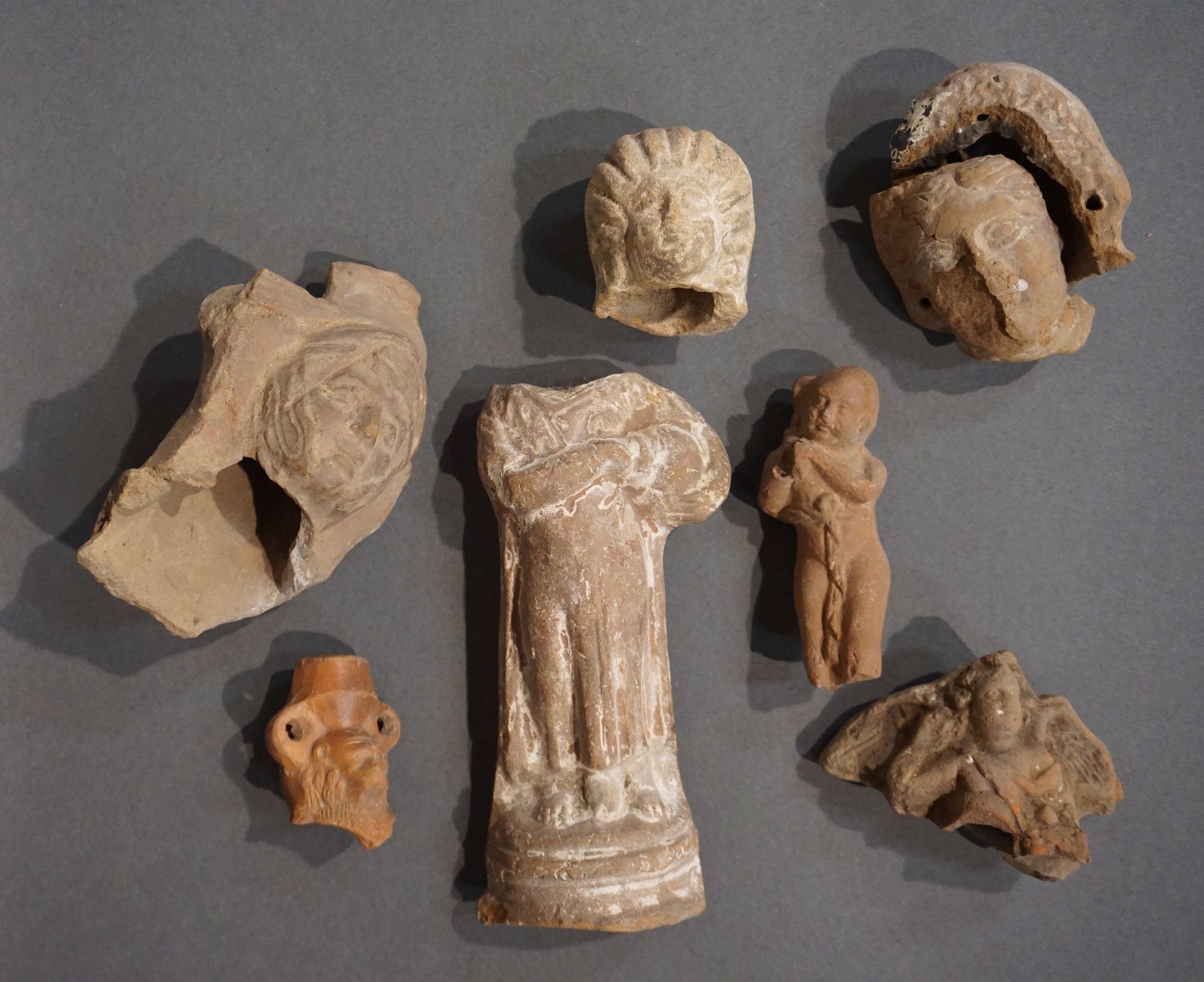 Null 一批雕像碎片，分别代表戴头盔的士兵头像、瓜棱发型的女人头像、厄洛斯的躯干、狒狒的头像、裸体的哈波克拉底和手持罐子的披肩哈波克拉底以及两块女性头像。陶器&hellip;