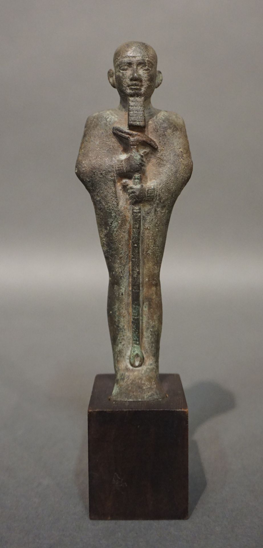 Null Statuette, die den Gott Ptah mit einem Ouas-Zepter darstellt. Er trägt eine&hellip;